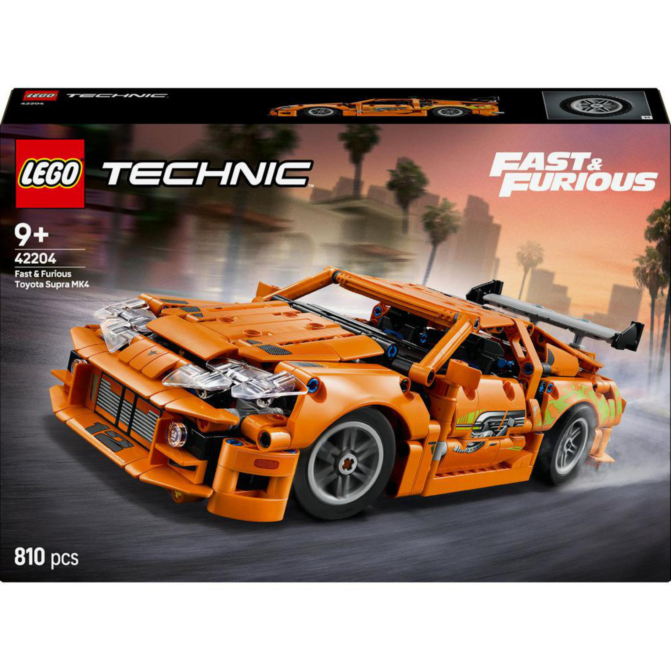 Arka planda siyah bir kutu bulunan turuncu bir Lego Toyota Supra MK4 araba seti.