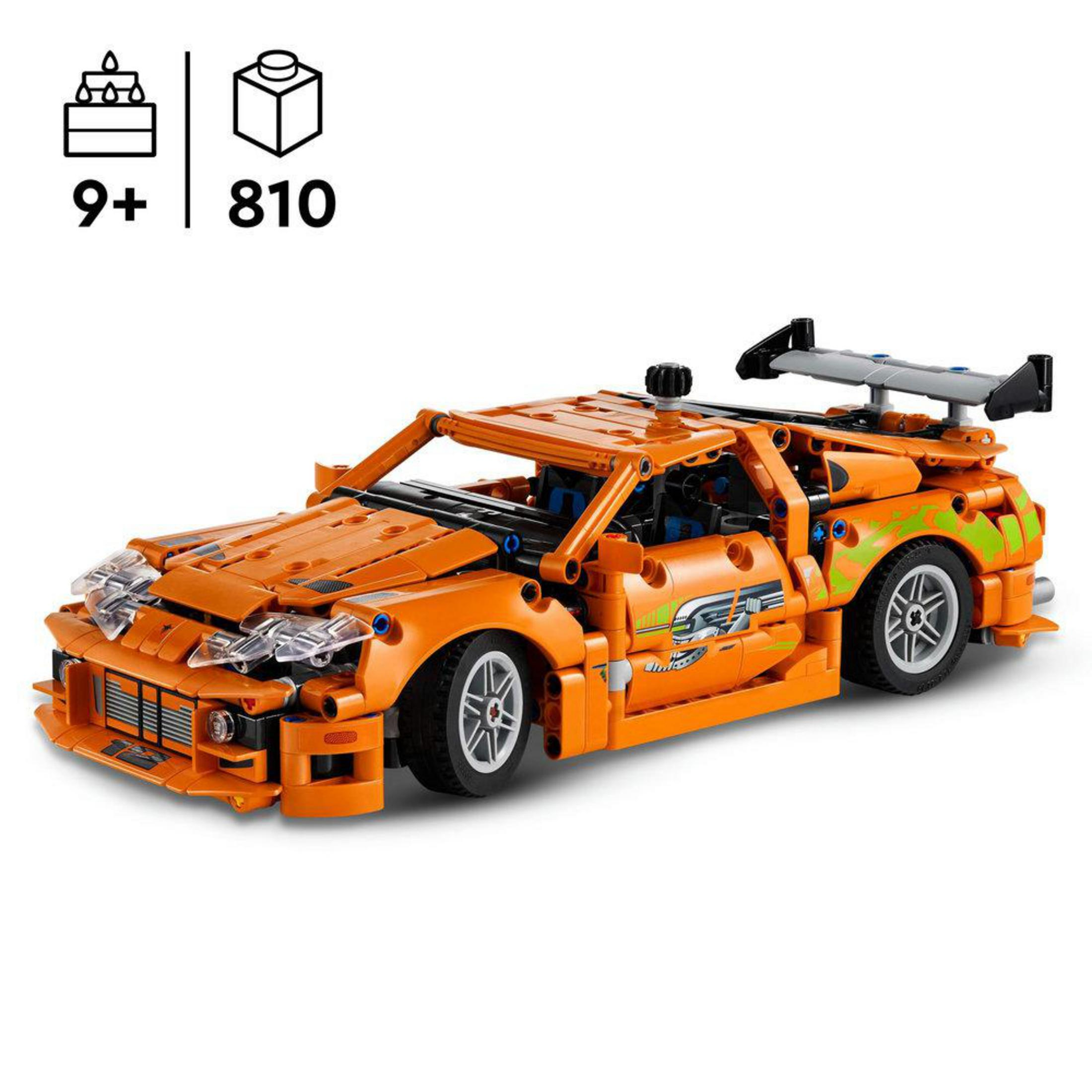 Pomarańczowy samochód LEGO Technic z zielonymi płomieniami, spojlerem i logo Fast & Furious.