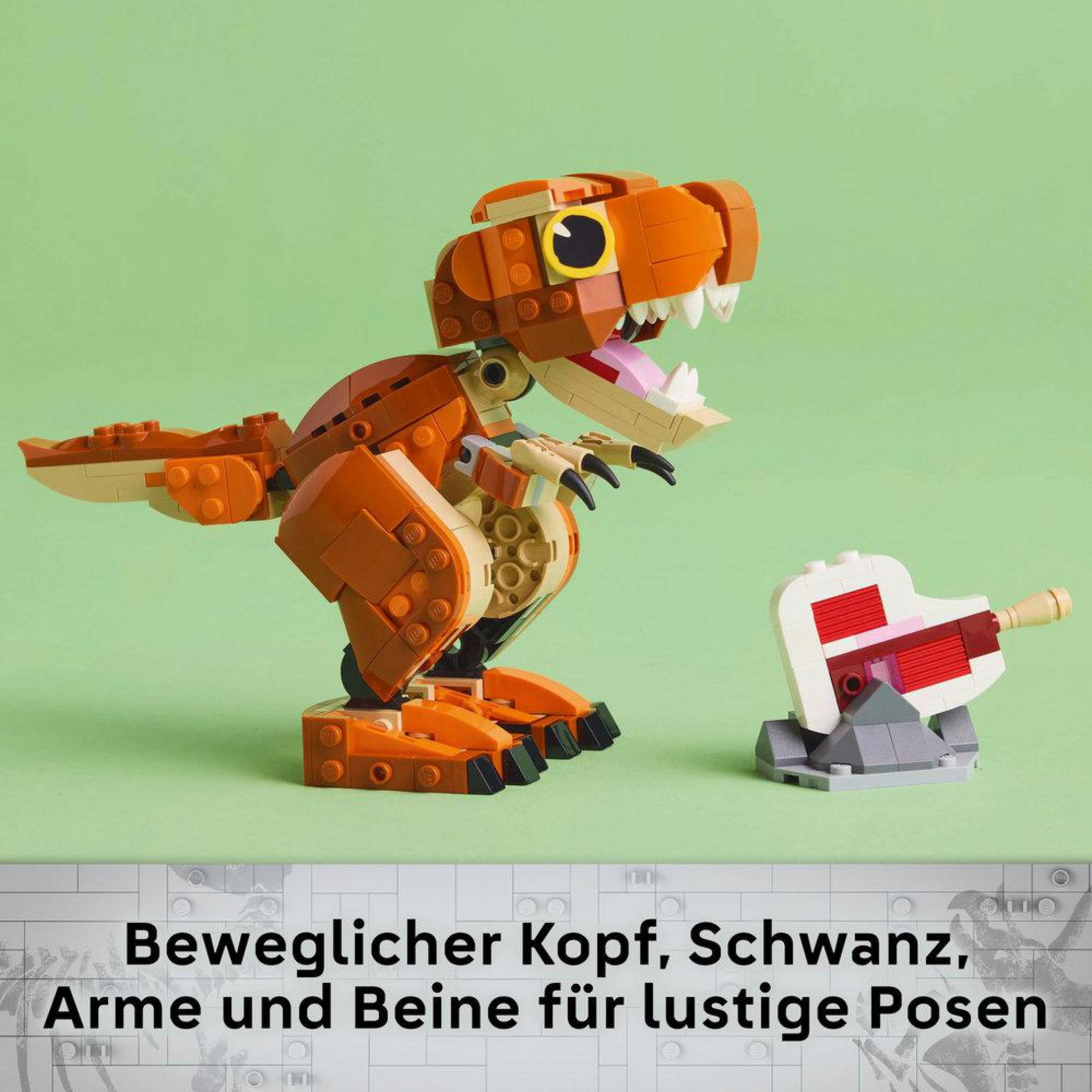 Model dinozaura Lego z bronią, na jasnozielonej powierzchni.