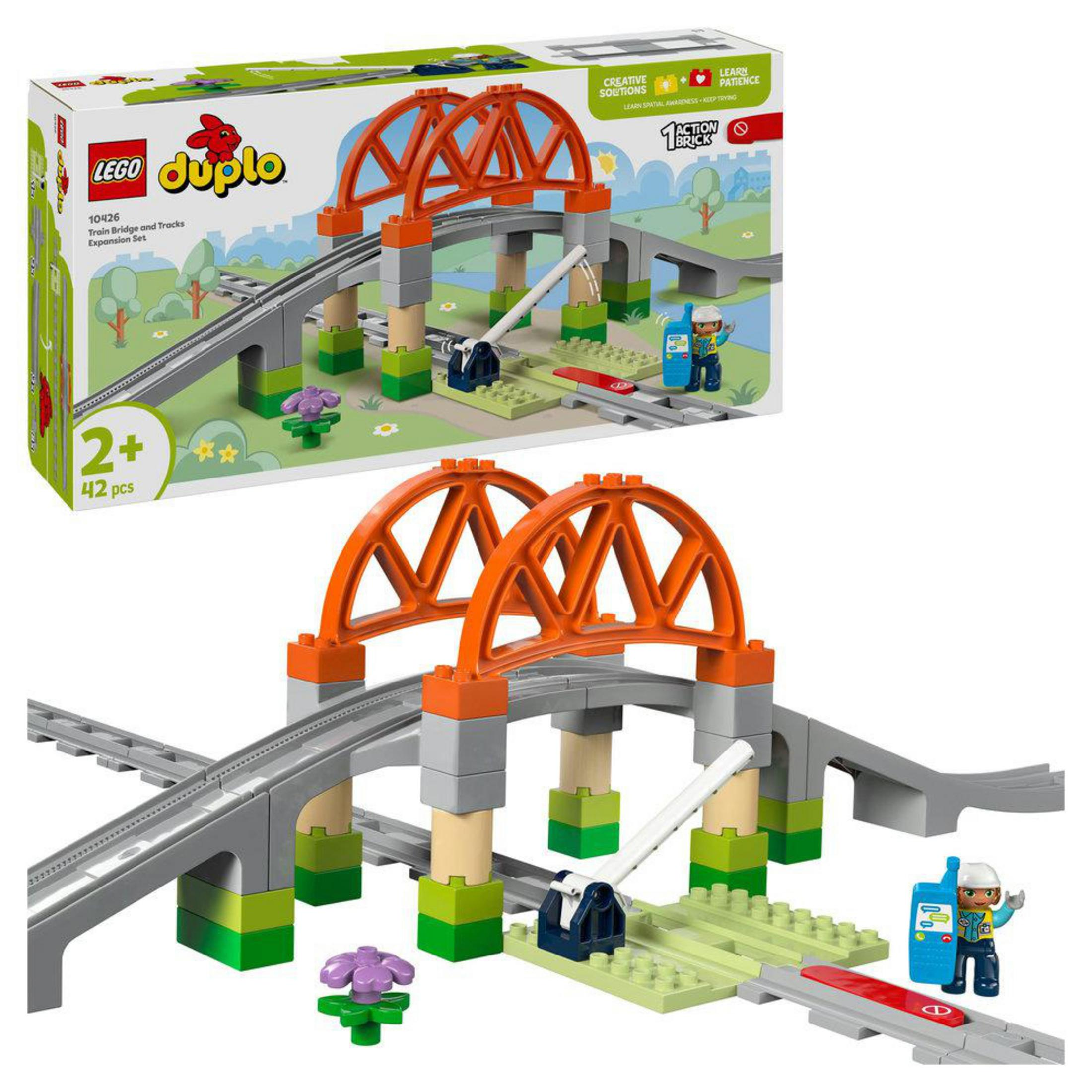 Un set di treni Lego Duplo con un ponte e pezzi di binari.