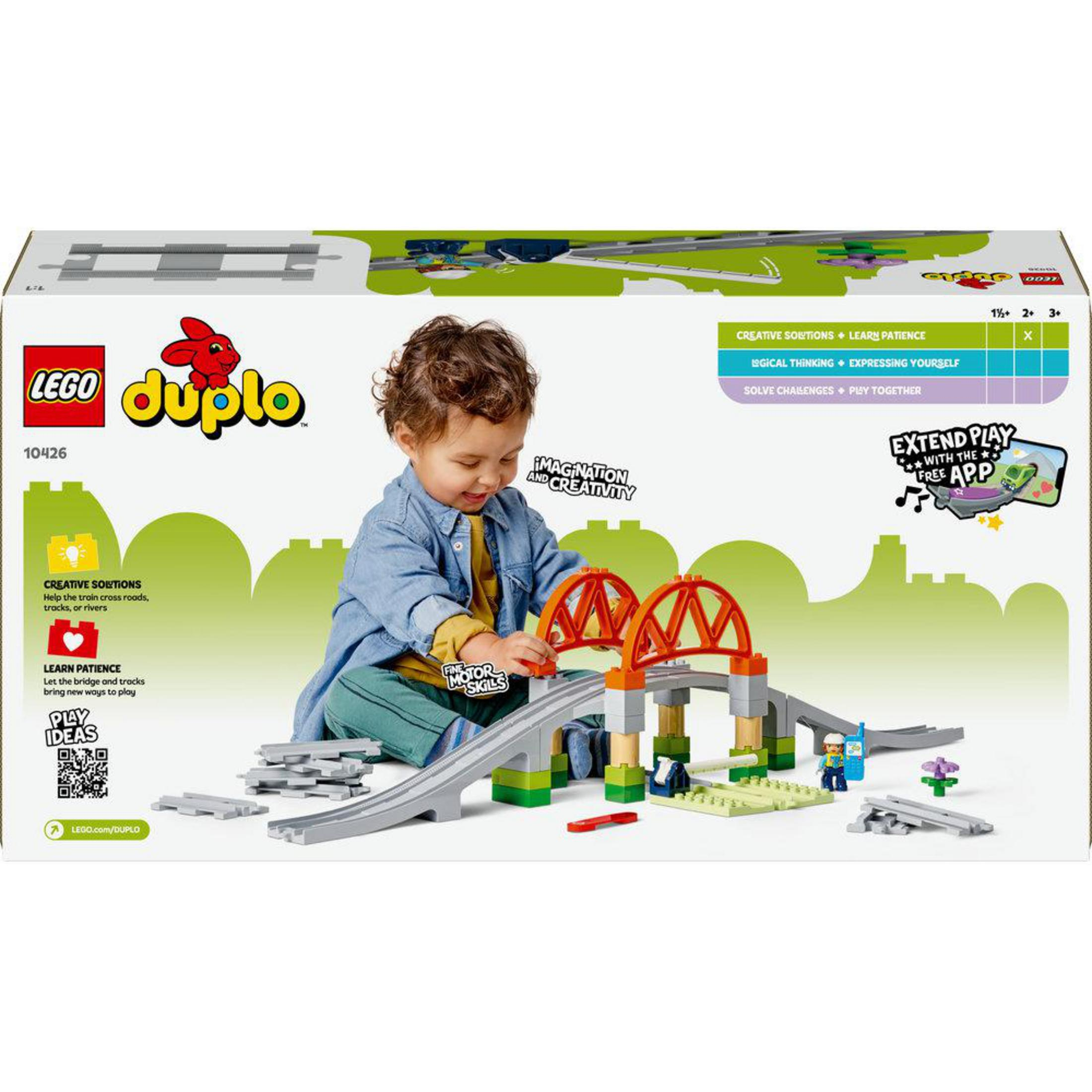 Set scatola Lego Duplo che mostra un ponte e binari. Un bambino è visibile.