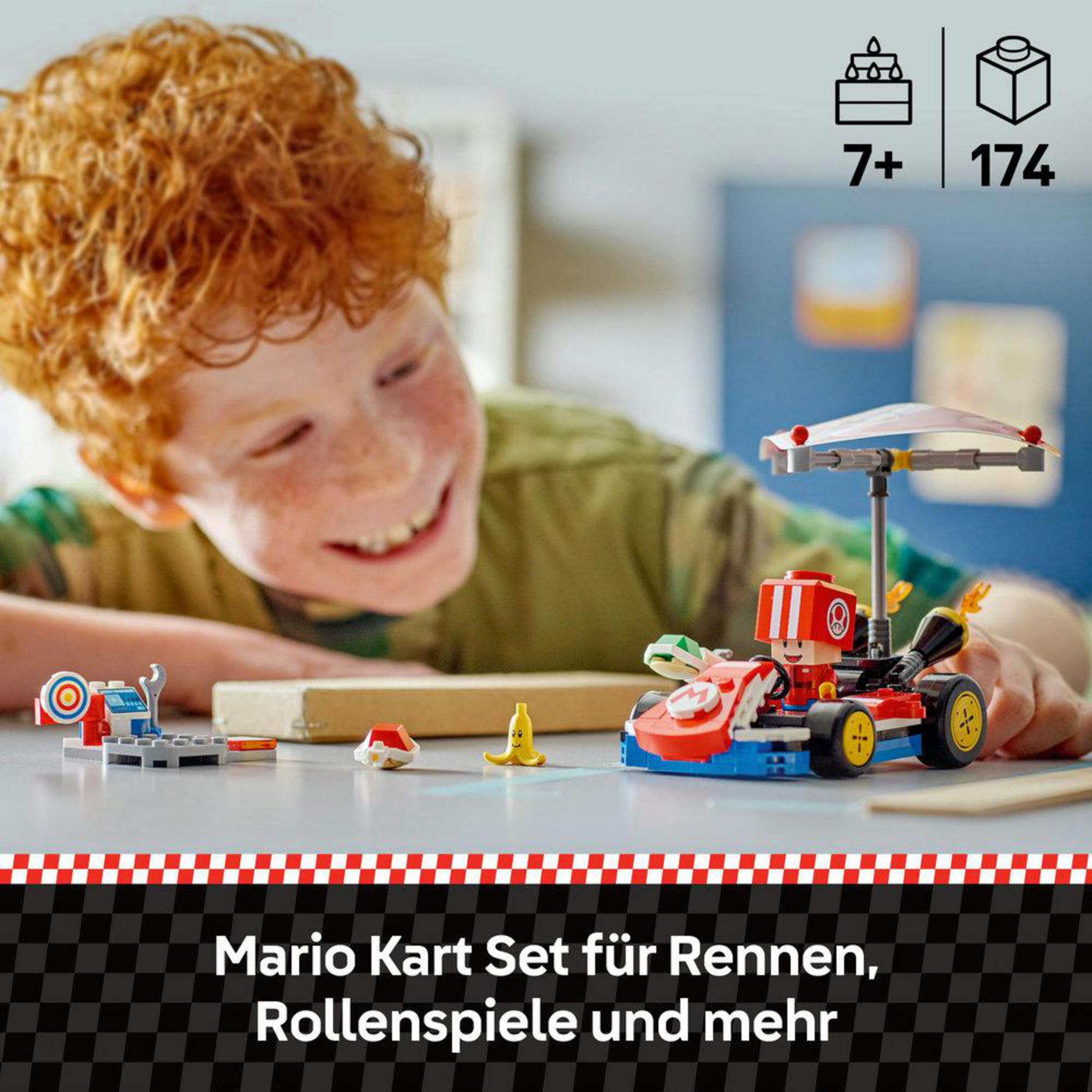 Un garçon joue avec un set Lego Mario Kart. Divers accessoires sont visibles.