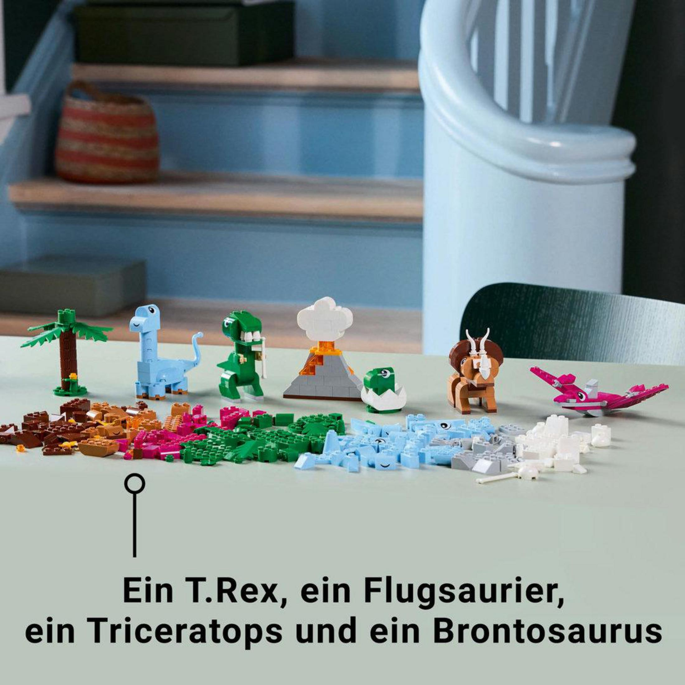 Modele dinozaurów i klocki na stole. T.Rex, Pterodaktyl, Triceratops i Brontozaur.