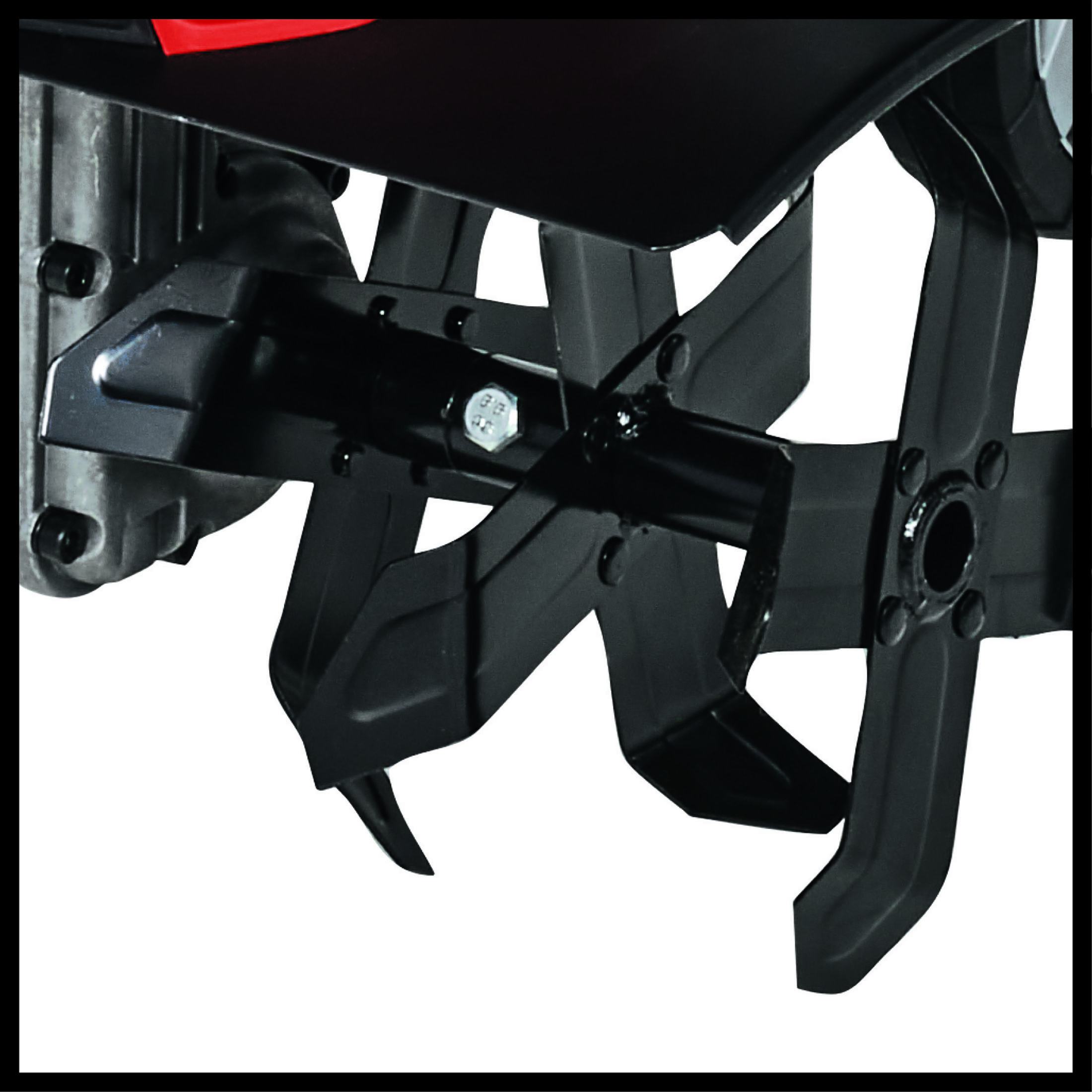 Zbliżenie czarnej glebogryzarki z ostrzami, pokazujące szczegóły metalu i części mechanicznych.