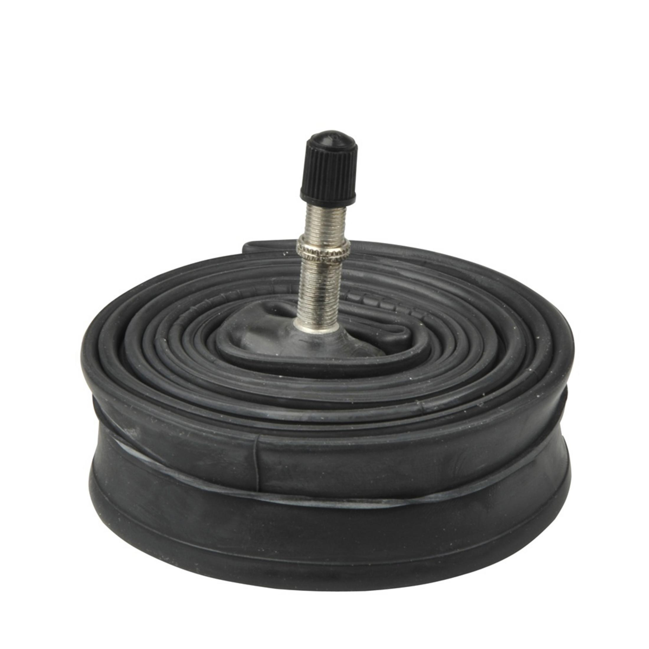 Czarna dętka rowerowa. Zwinięta z zaworem u góry. Izolowana na białym tle.