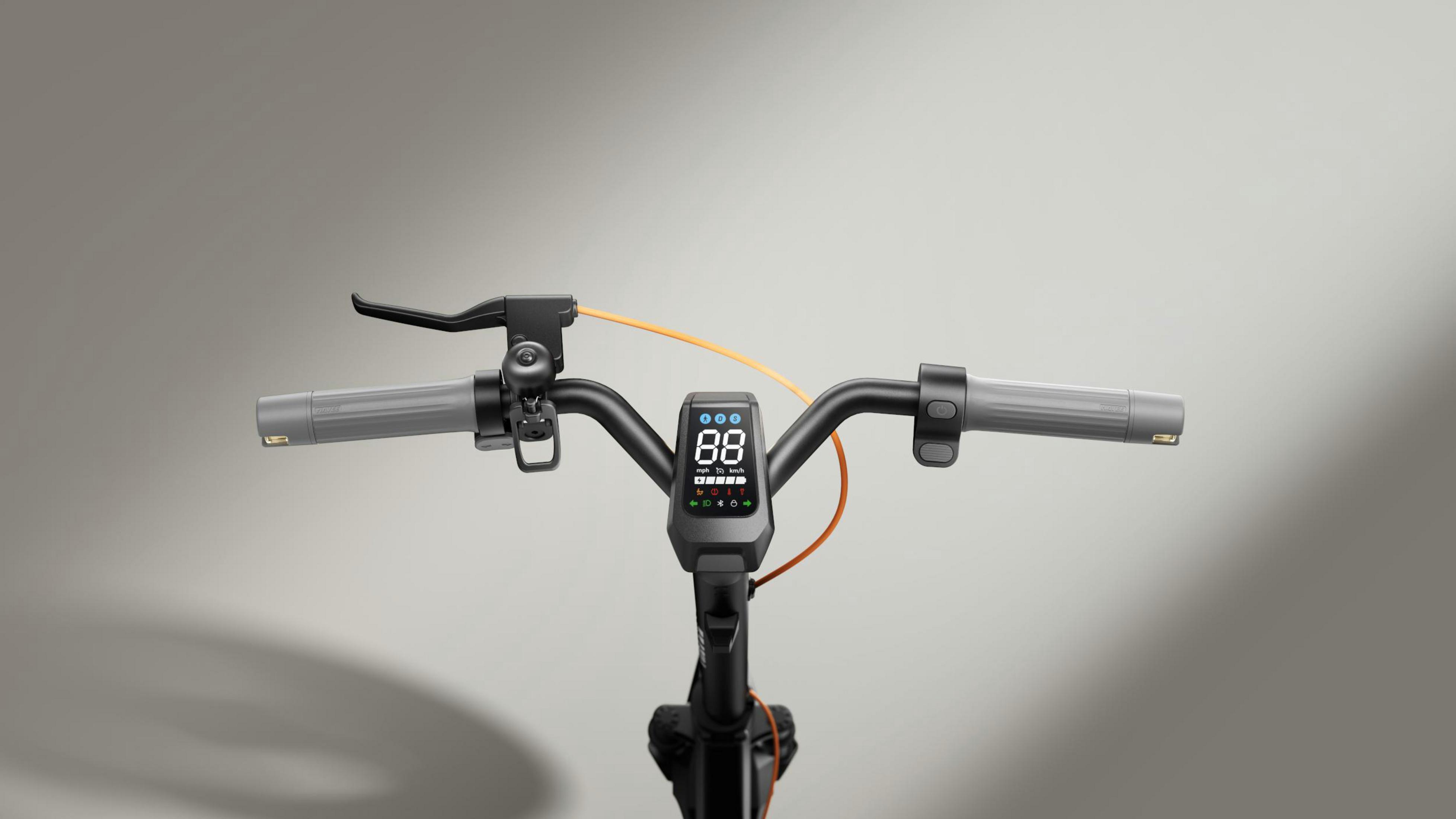 Nahaufnahme des Lenkers eines Elektrorollers mit einem Display, das Geschwindigkeit und Bedienelemente anzeigt.