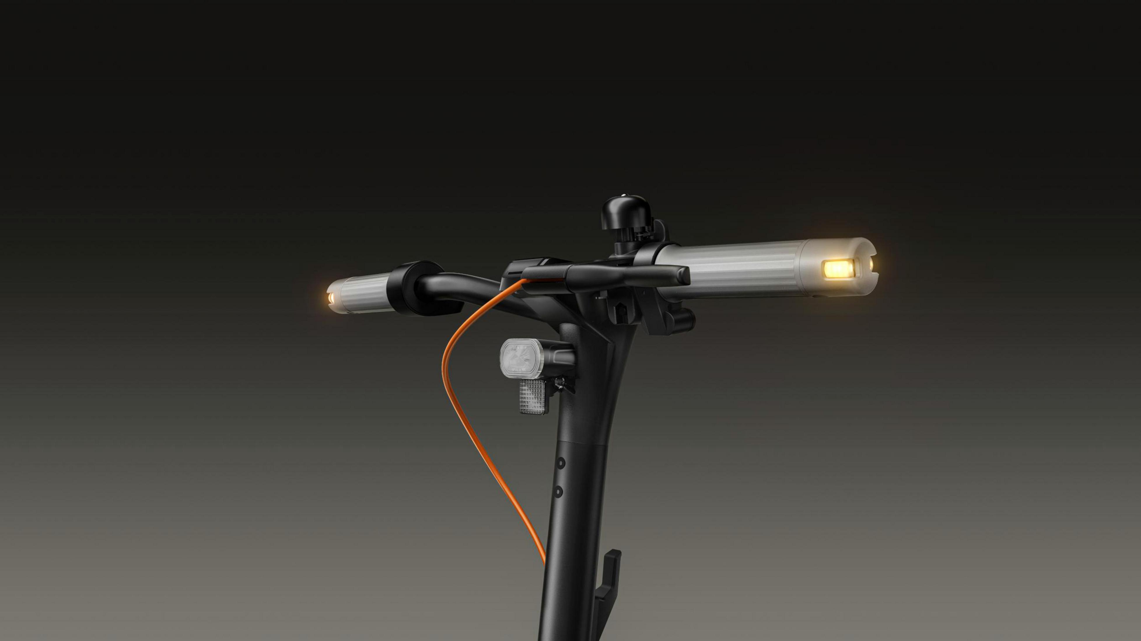 Nahaufnahme des Lenkers eines Elektrorollers mit Lichtern und einem orangefarbenen Kabel.