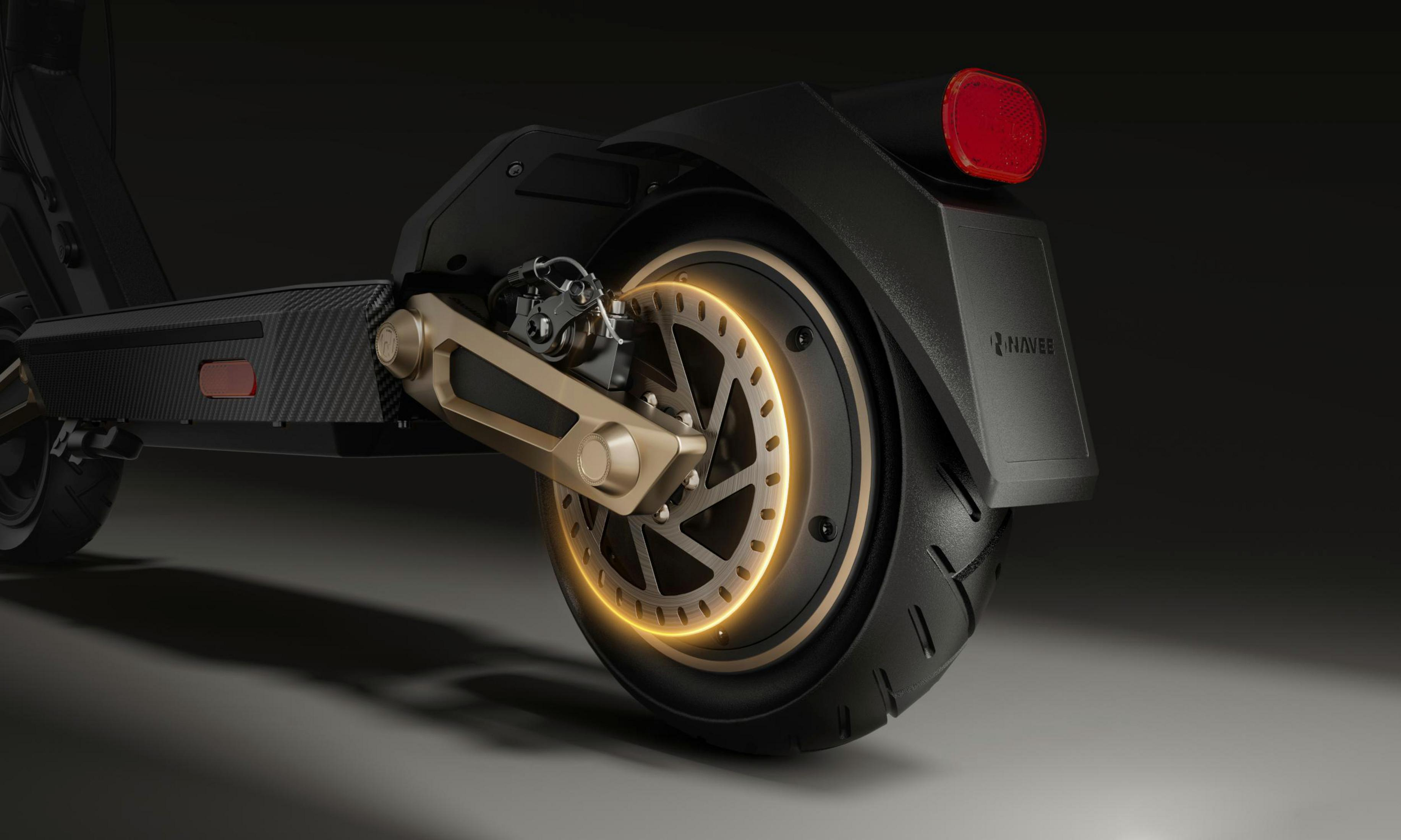 Nahaufnahme des Hinterrads und der Scheibenbremse eines E-Scooters mit leuchtendem Ring. Dunkler Hintergrund.