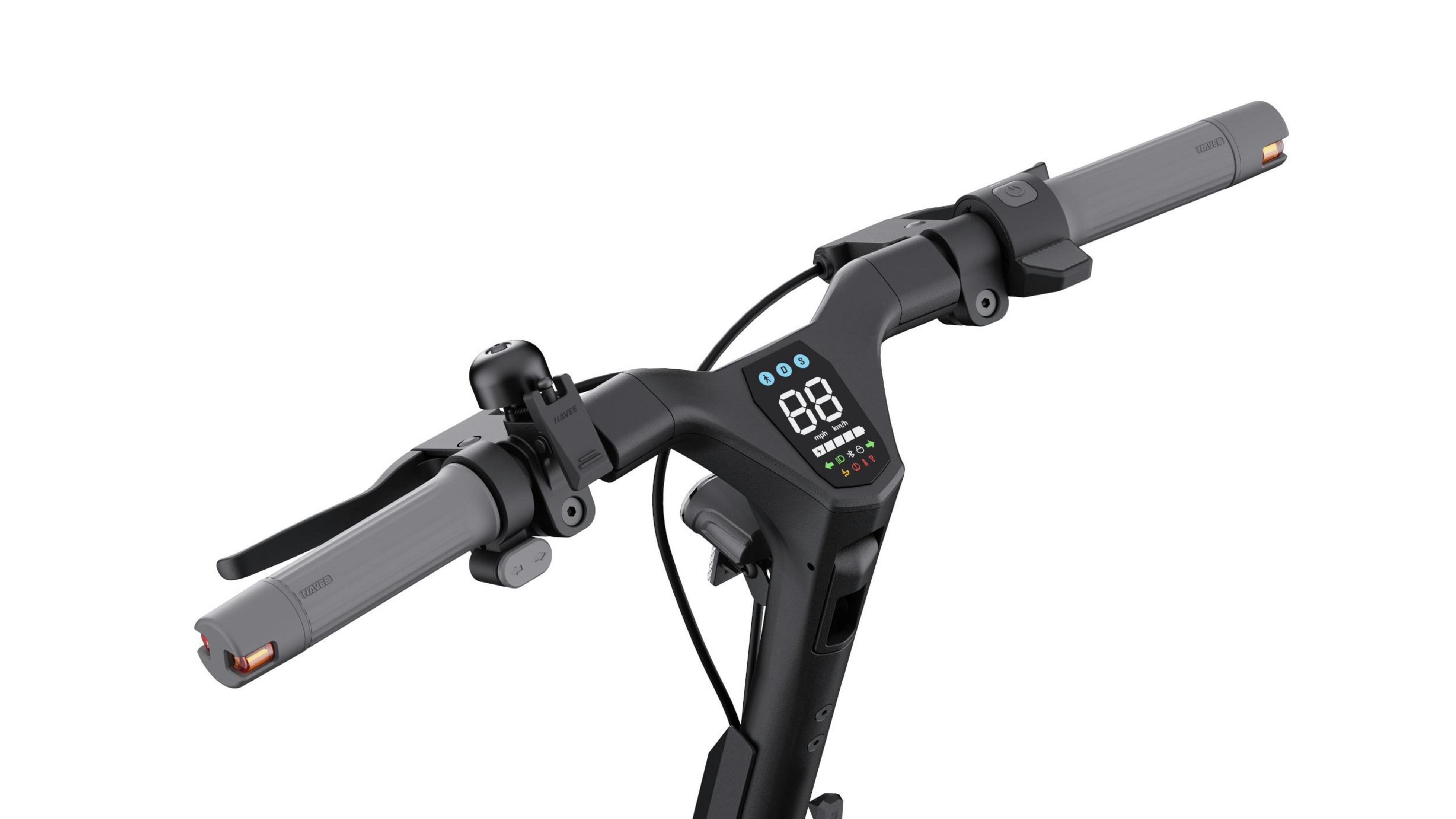 Nahaufnahme des Lenkers eines Elektrorollers. Digitalanzeige mit Geschwindigkeit, graue Griffe, schwarze Hebel und Klingel.
