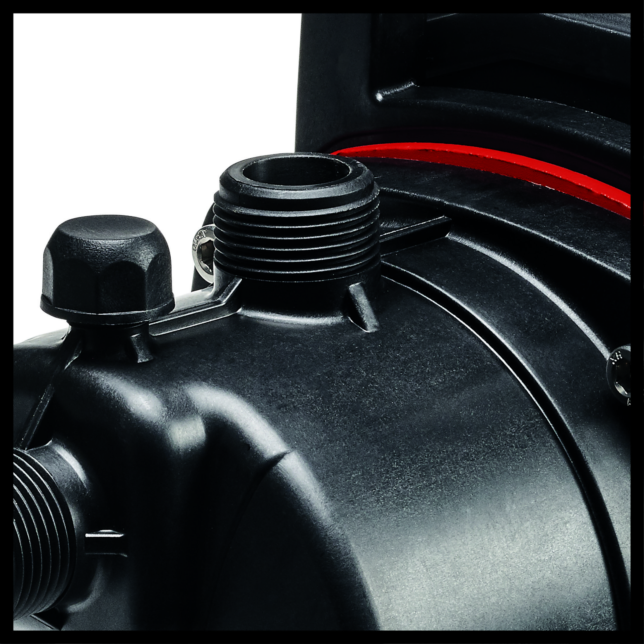 Zbliżenie czarnego obiektu z nakrętką. Ma czerwony pierścień i jest na białym tle.