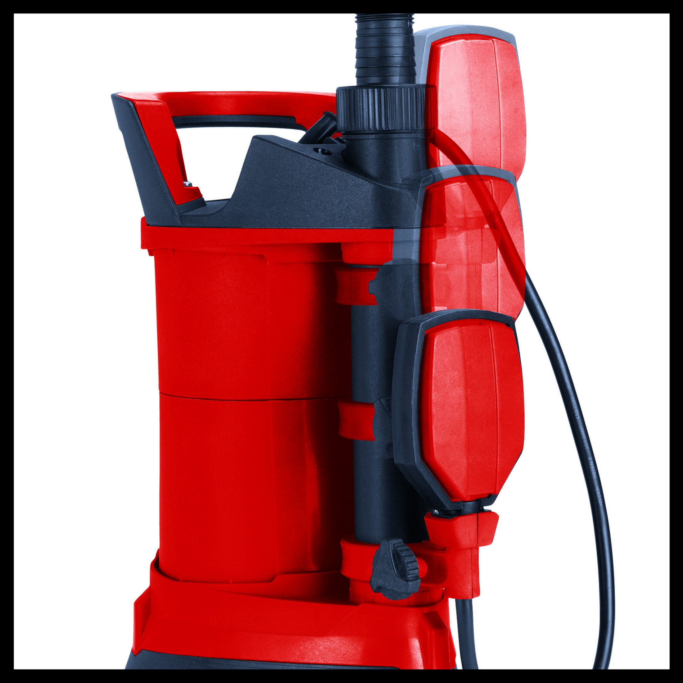 Eine rote Wasserpumpe. Sie hat einen schwarzen Griff und einen schwarzen Körper. Der Rahmen ist schwarz.