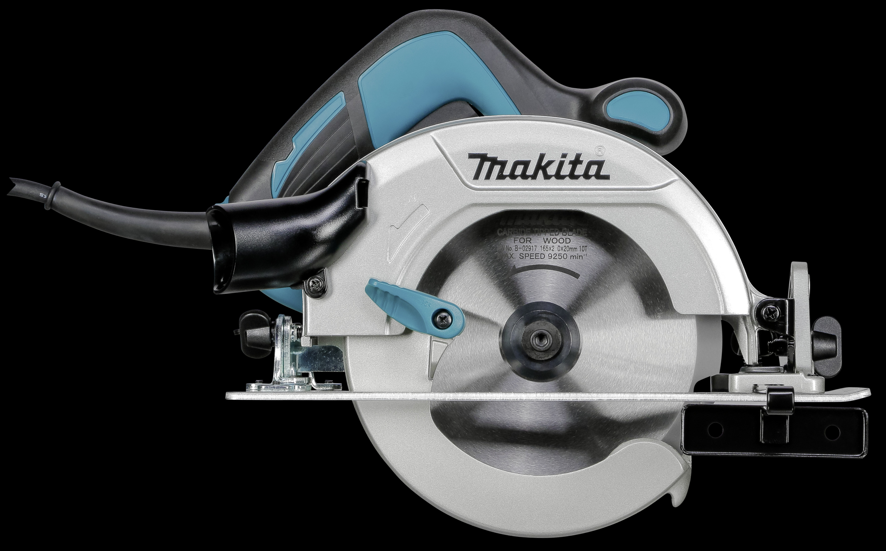 Piła tarczowa Makita, srebrne ostrze i niebieskie akcenty. Czarne tło. Przewód zasilający po lewej stronie.