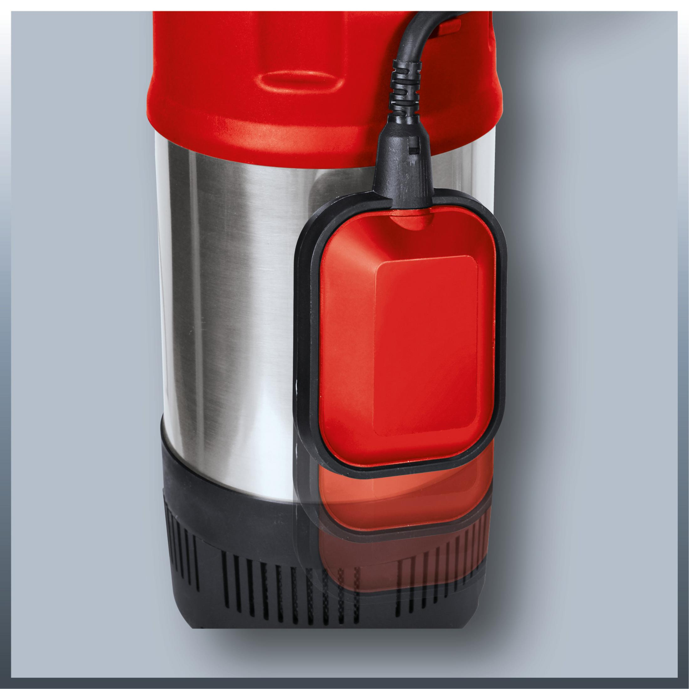 Rote und silberne Einhell Tauchpumpe. Schwarzer und roter Schwimmschalter. Silberner Körper, roter Deckel.