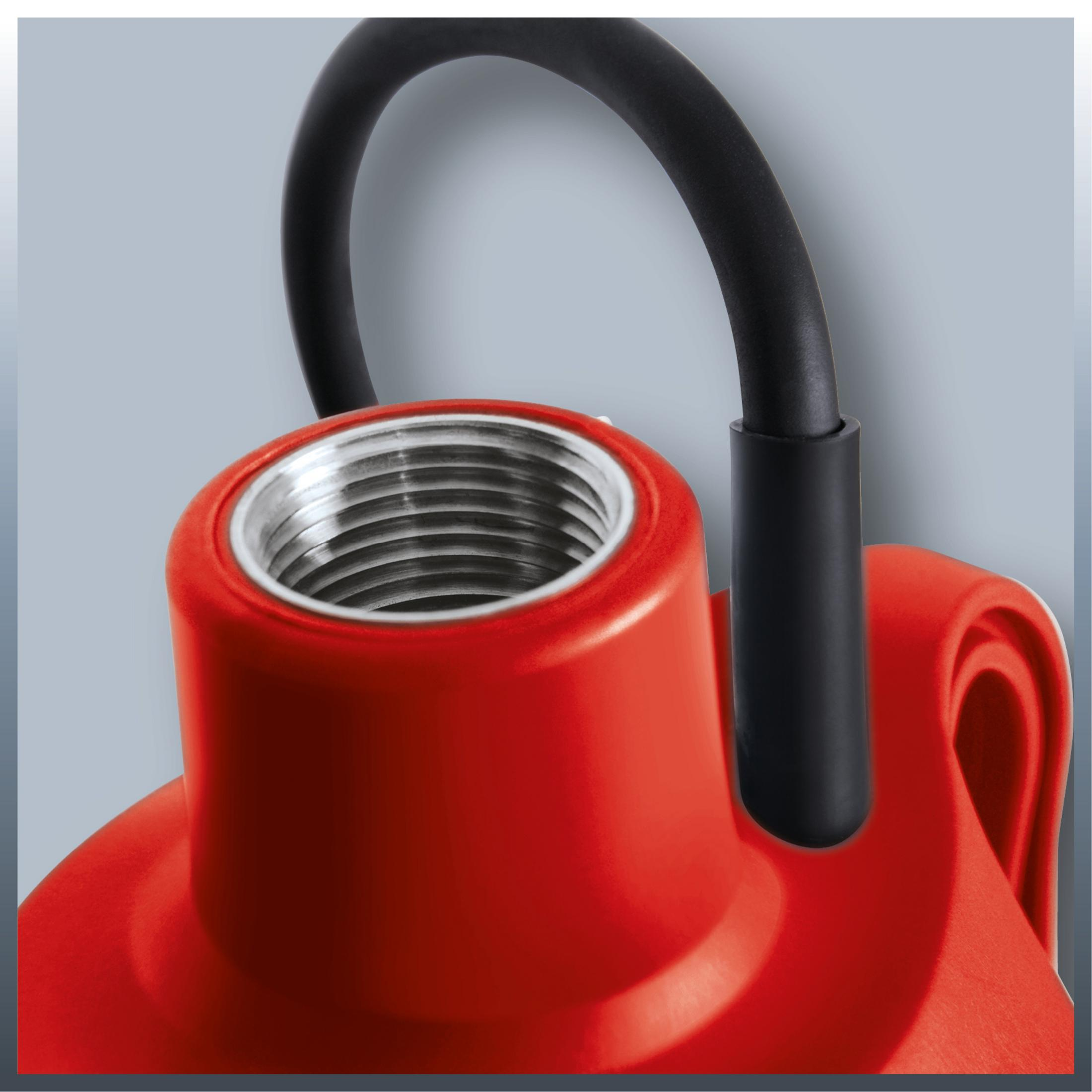 Nahaufnahme einer roten Pumpe. Schwarzes Netzkabel und Gewindeöffnung oben. Grauer Hintergrund.