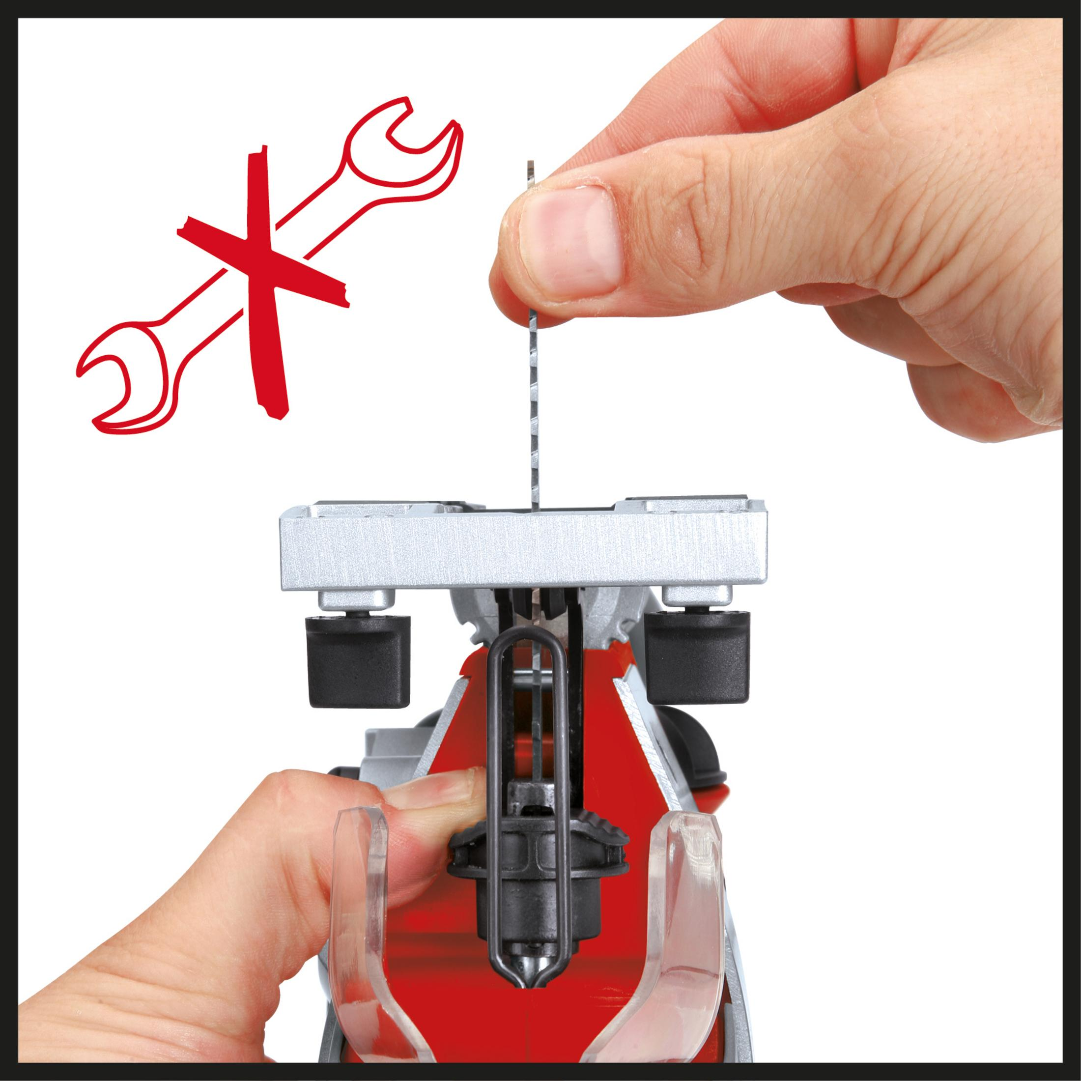 Ręka wkładająca brzeszczot wyrzynarki, podczas gdy ikona klucza jest przekreślona. Czerwone i czarne narzędzie.