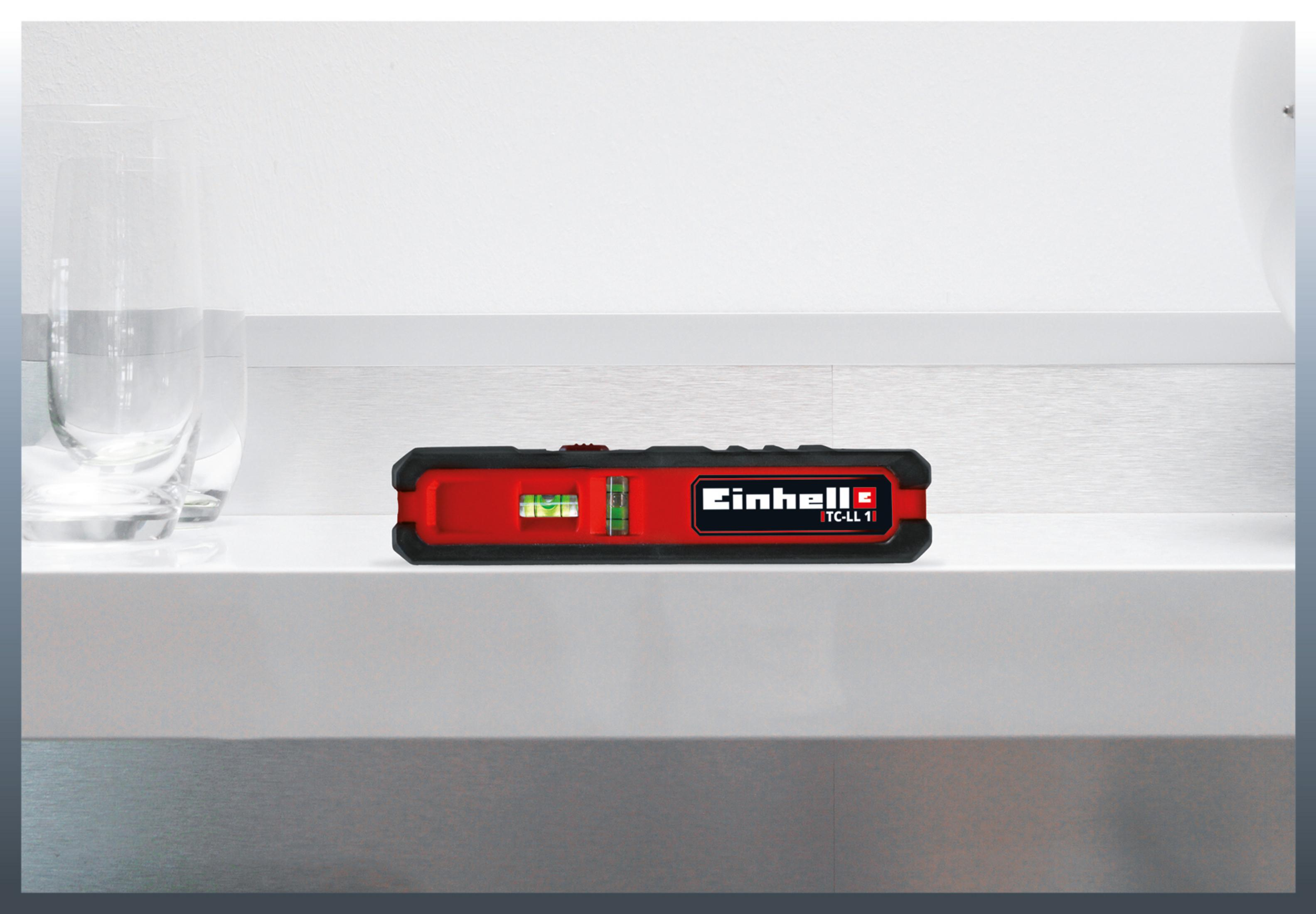 Czerwono-czarny poziom na białej powierzchni. Ma poziomicę.