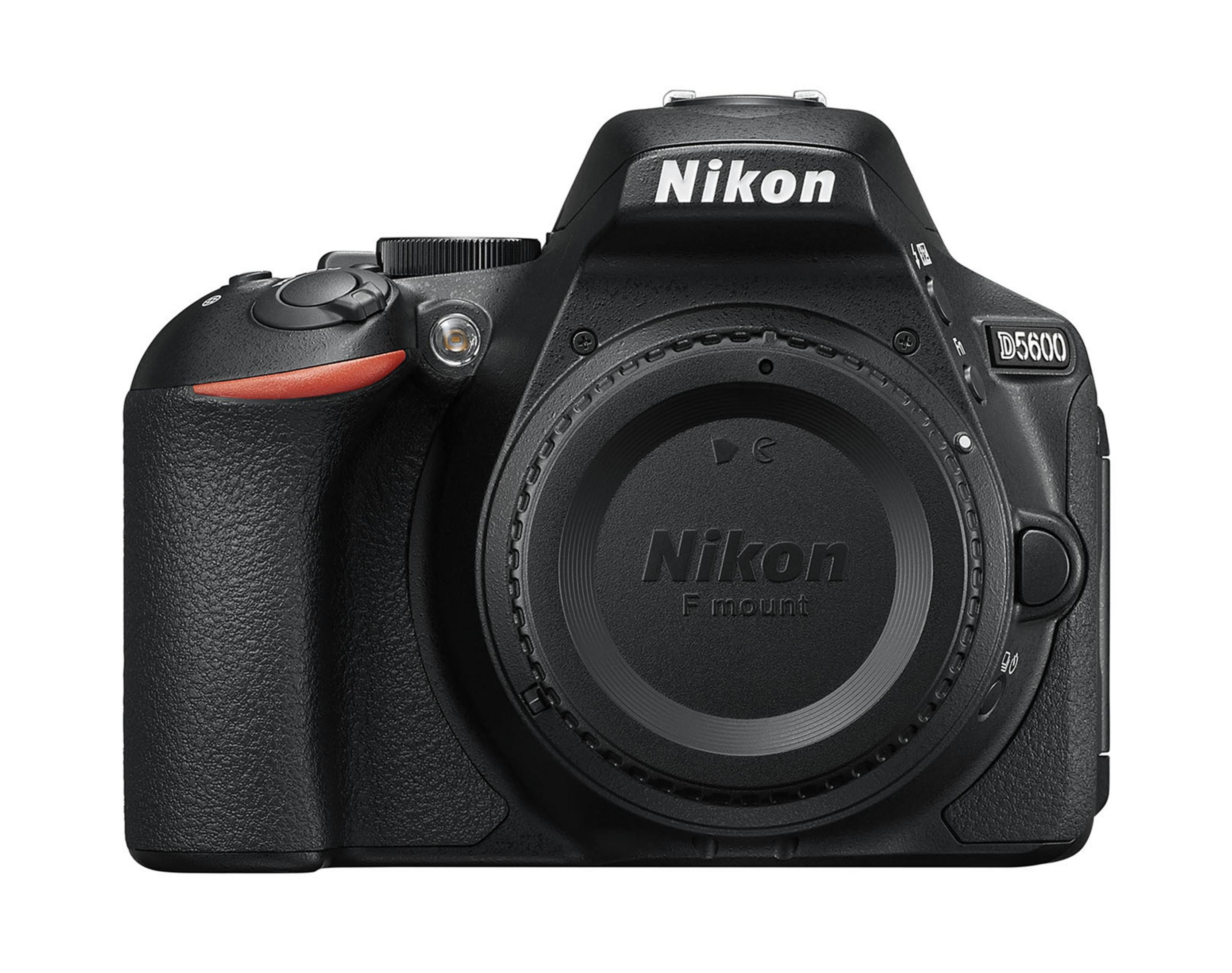 Una fotocamera Nikon D5600. Ha un corpo nero, un attacco per l'obiettivo e un accento rosso sul lato.