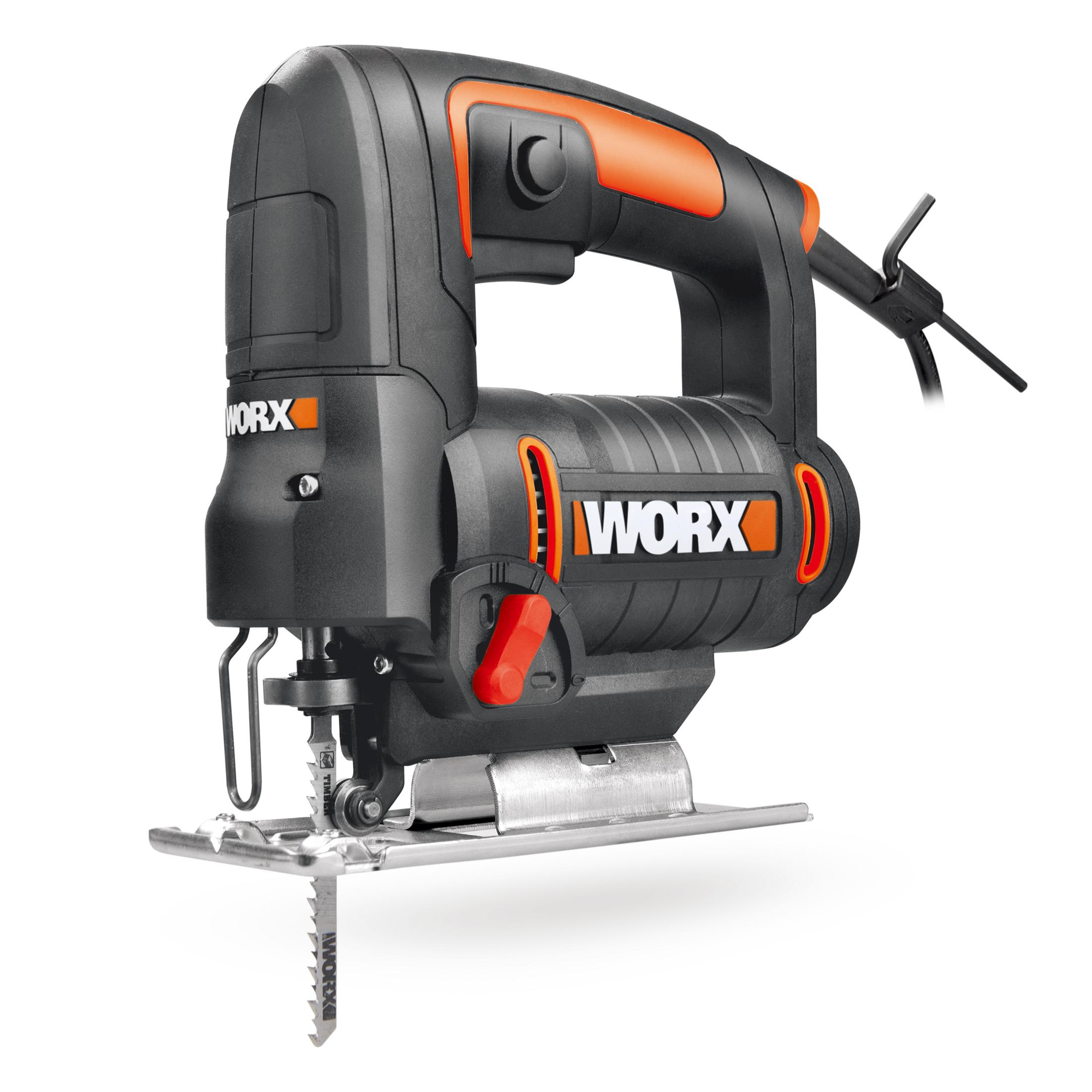 Schwarz-orange Worx Stichsäge auf weißem Hintergrund. Klinge sichtbar. Roter Schalter an der Seite.