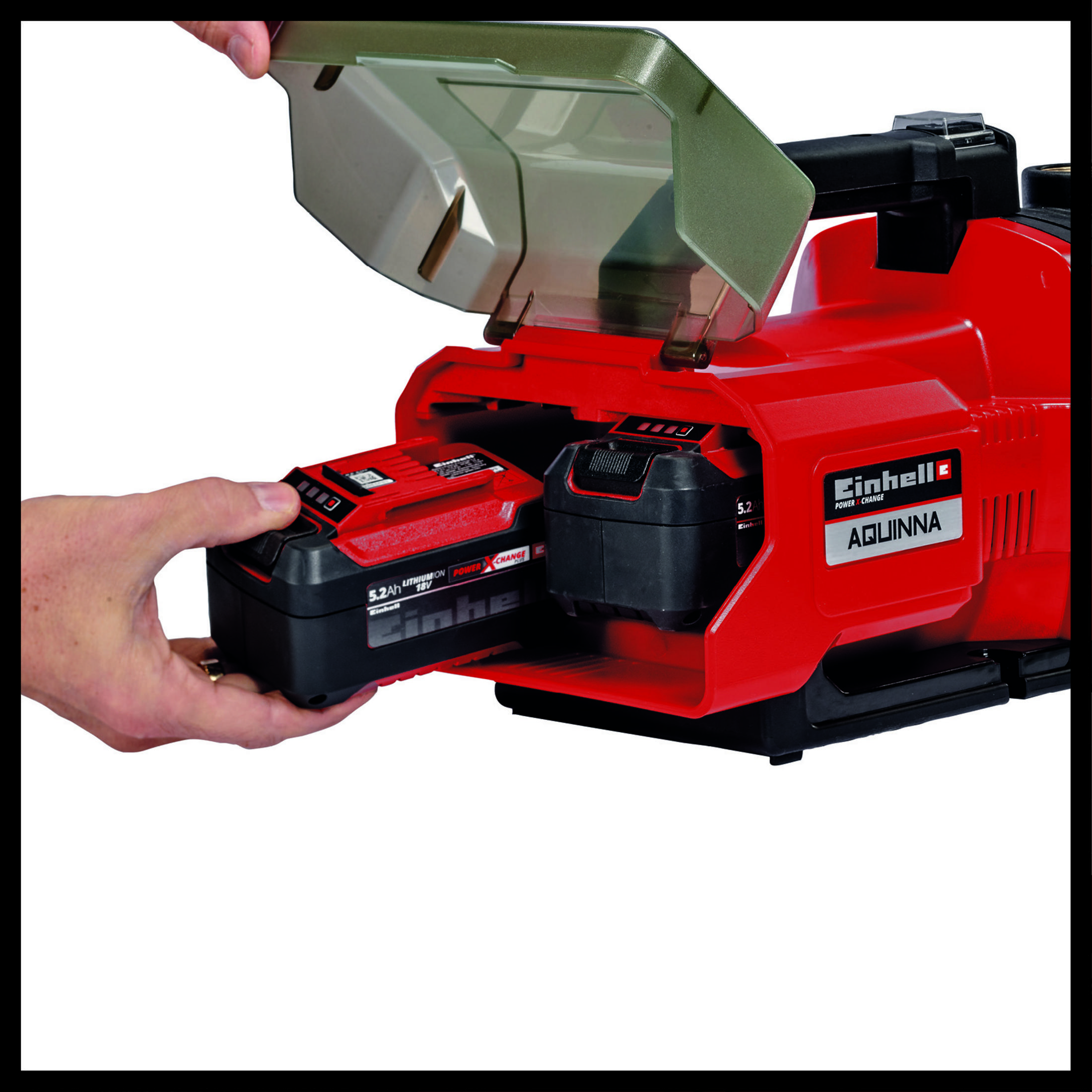 Osoba wkłada baterię do czerwono-czarnej pompy wodnej, z drugą baterią.