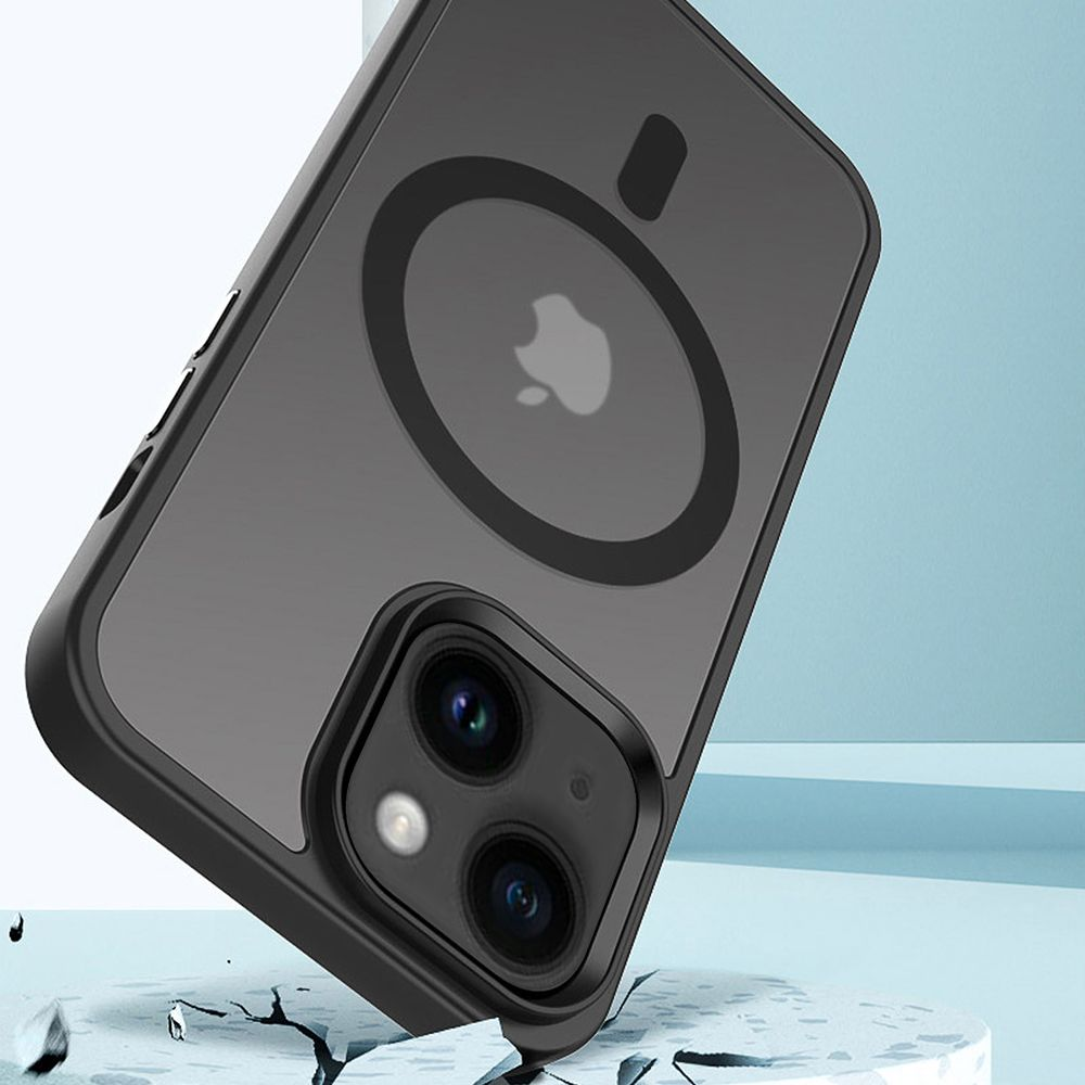 Una funda de teléfono negra con un círculo magnético, sobre una superficie rota. El teléfono tiene cámara.