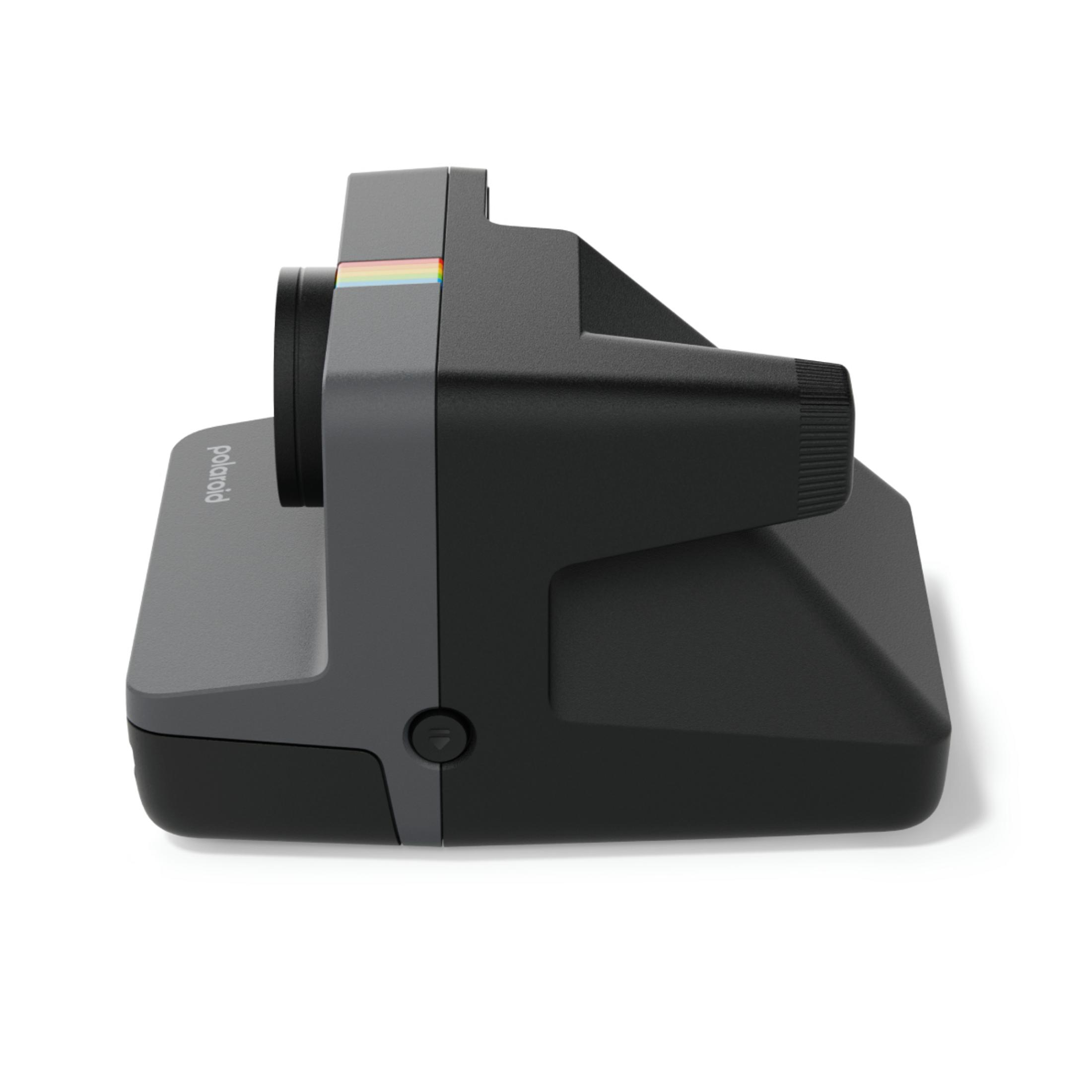 Aparat natychmiastowy Polaroid, czarny i szary. Widok z boku, z tęczowym paskiem i białym tłem.
