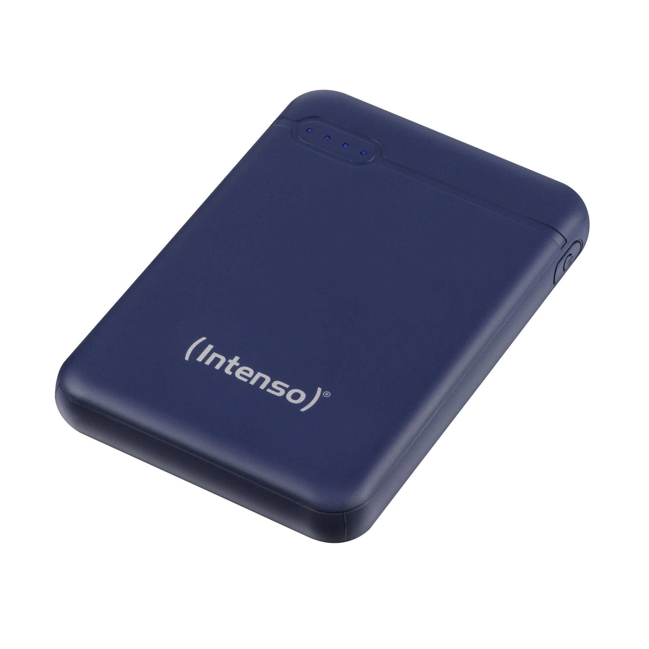 Power bank 'Intenso' blu navy su sfondo bianco, vista angolata.