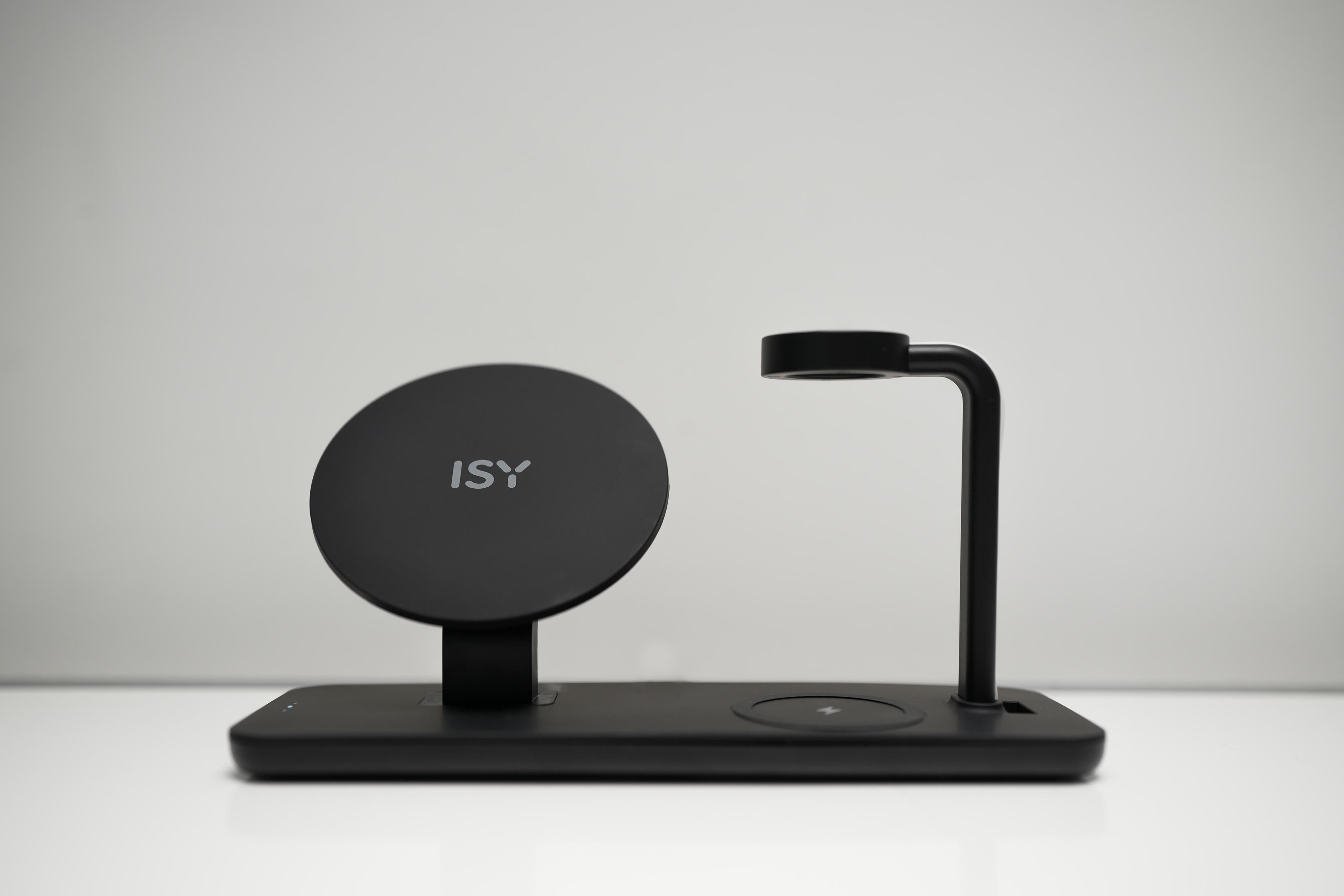 Schwarze kabellose Ladestation mit Pad, Ständer für eine Uhr und dem Logo 'ISY'.