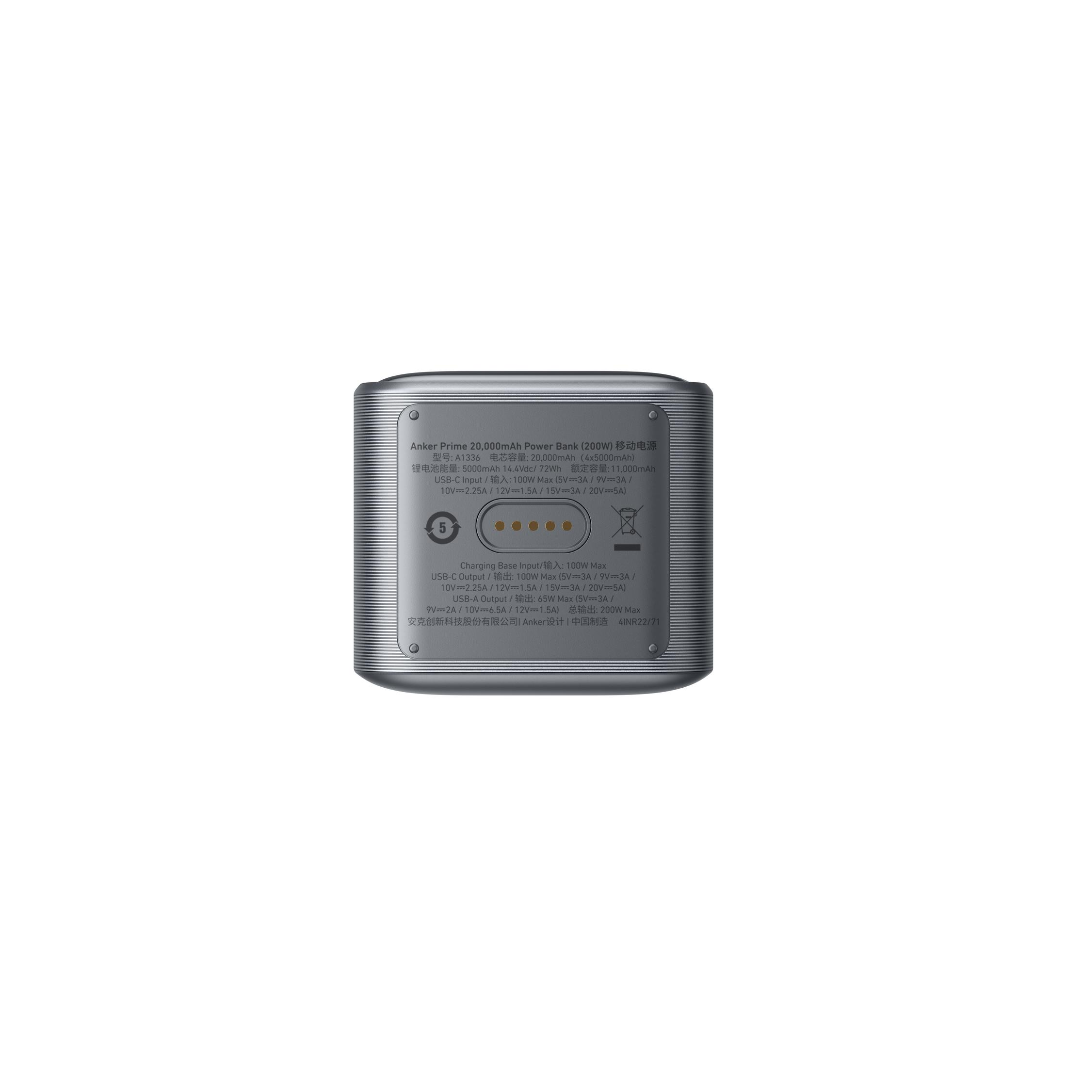 Silberne Powerbank mit Ladeinformationen und Produktdetails auf der Unterseite.