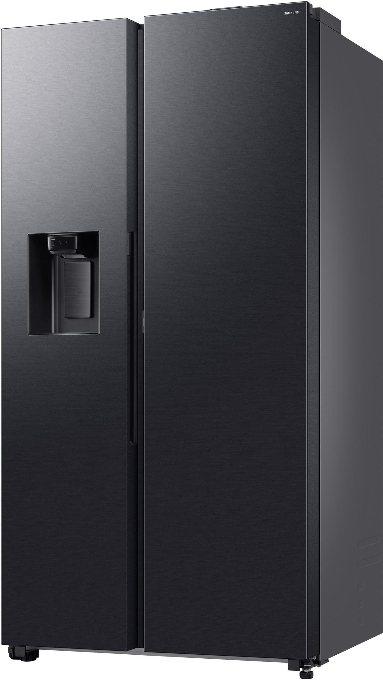 Czarna lodówka side-by-side z dozownikiem wody. Kolor stali nierdzewnej i pionowe uchwyty.