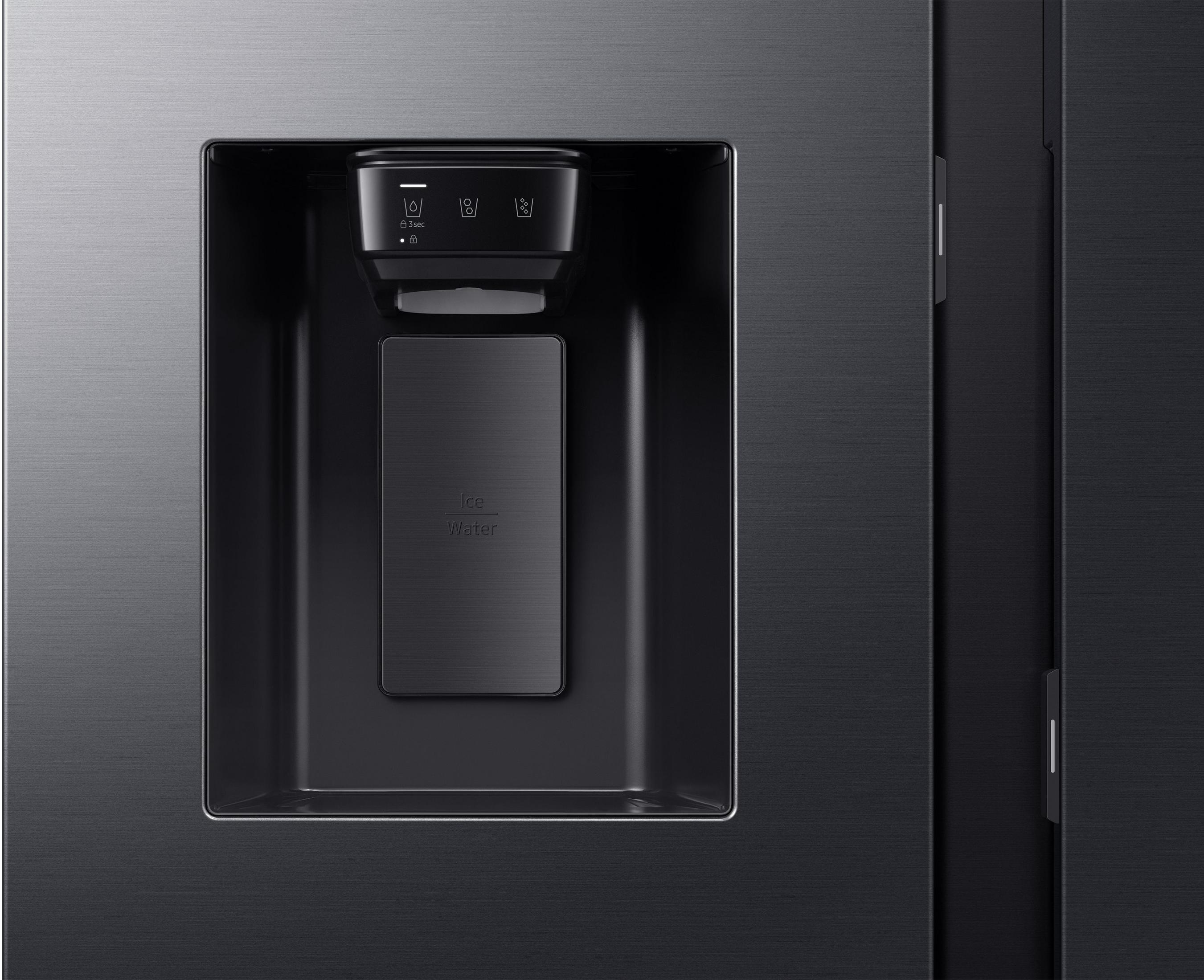 Nahaufnahme eines Kühlschrank-Wasserspenders. Der Spender befindet sich in einem schwarzen, vertieften Bereich.