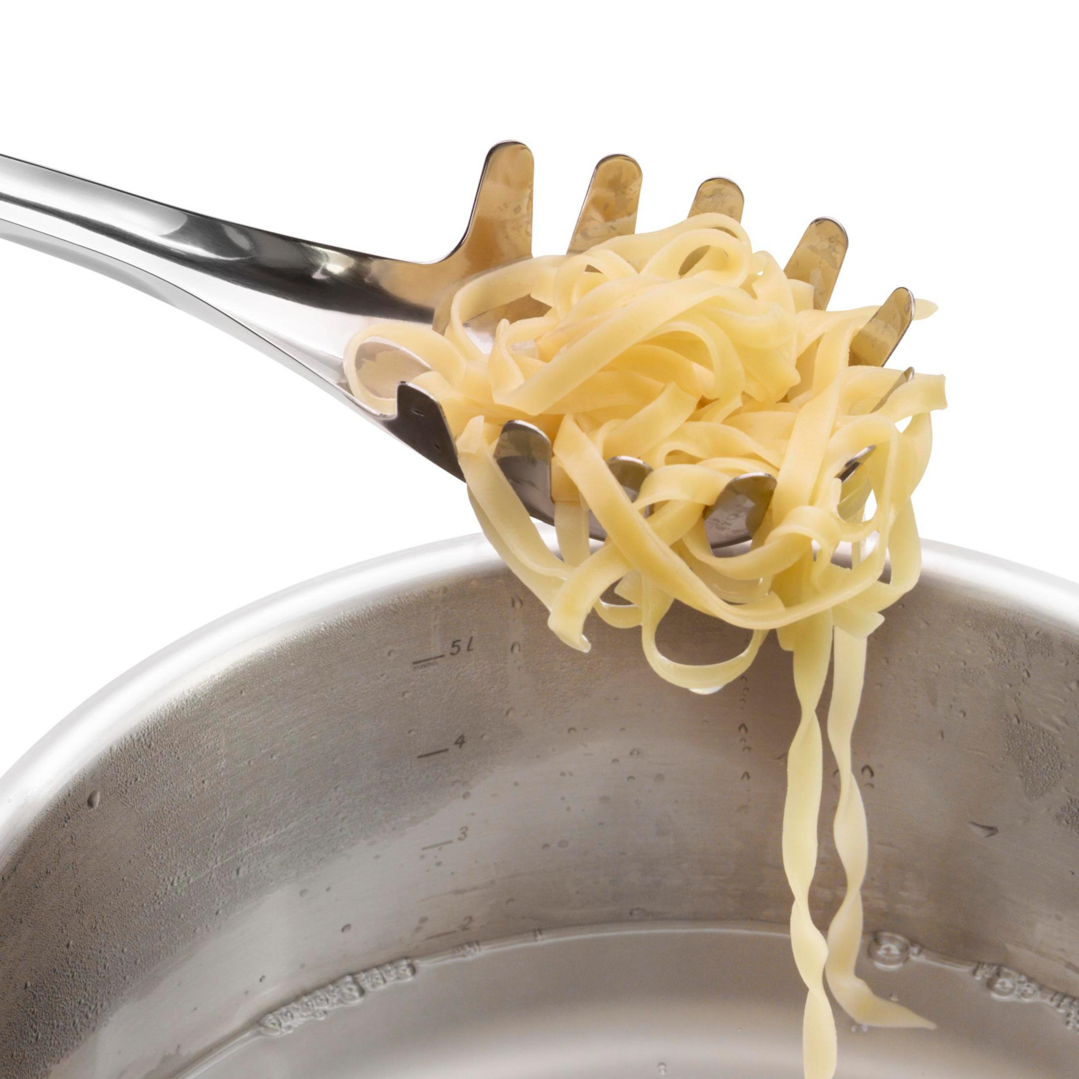 Spagetti servis kaşığı, kaynar su dolu bir tencereden erişte kaldırıyor.