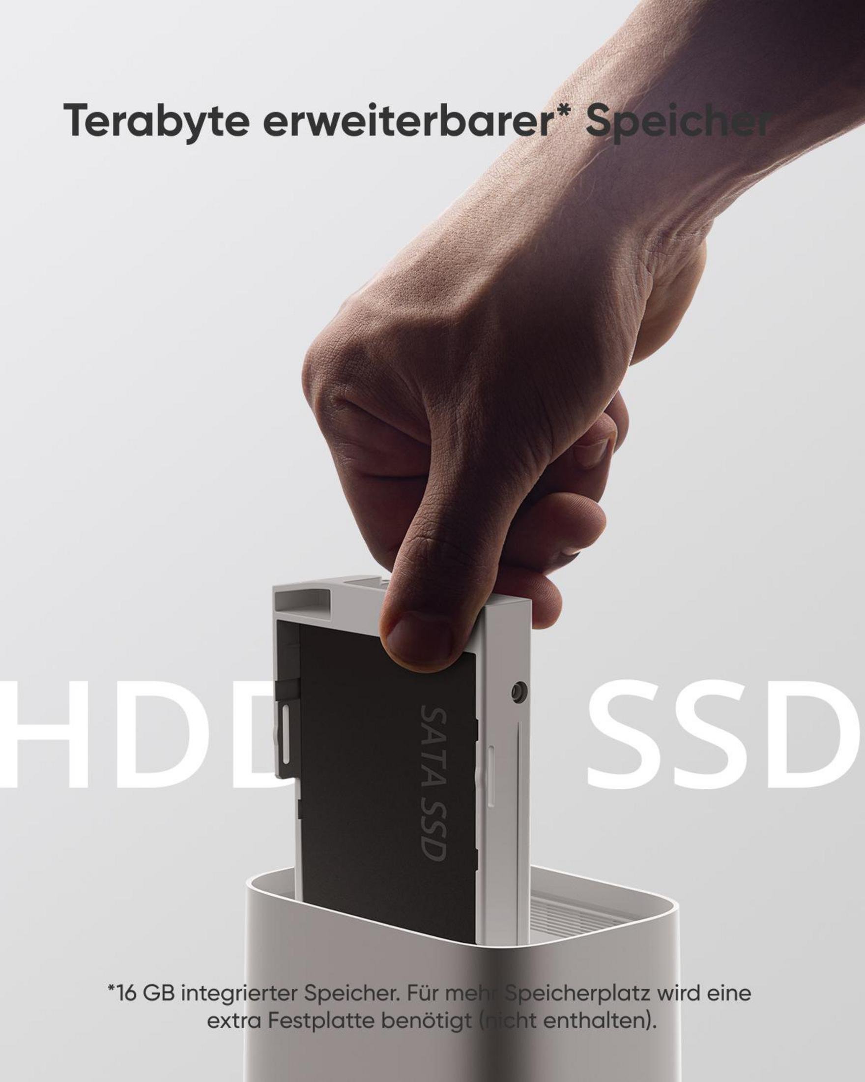 Ręka wkłada dysk twardy do urządzenia.