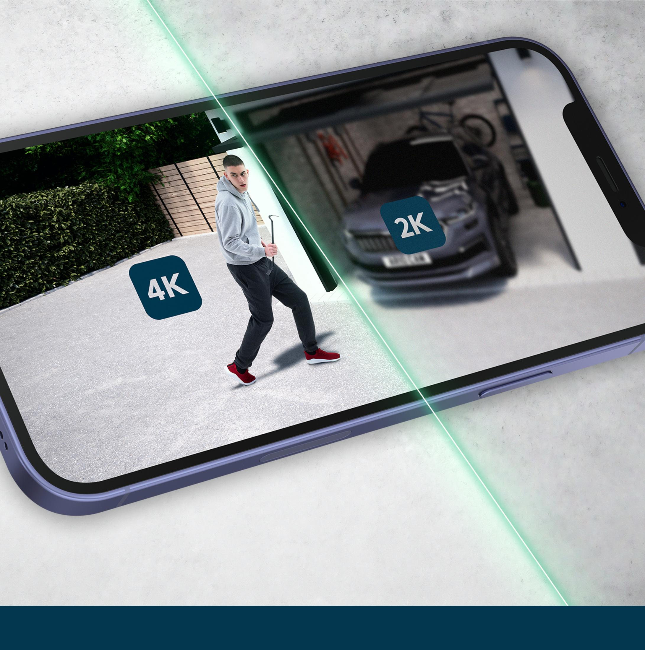 Ekran telefonu pokazuje osobę z łomem i samochód w garażu, etykiety 4K i 2K.