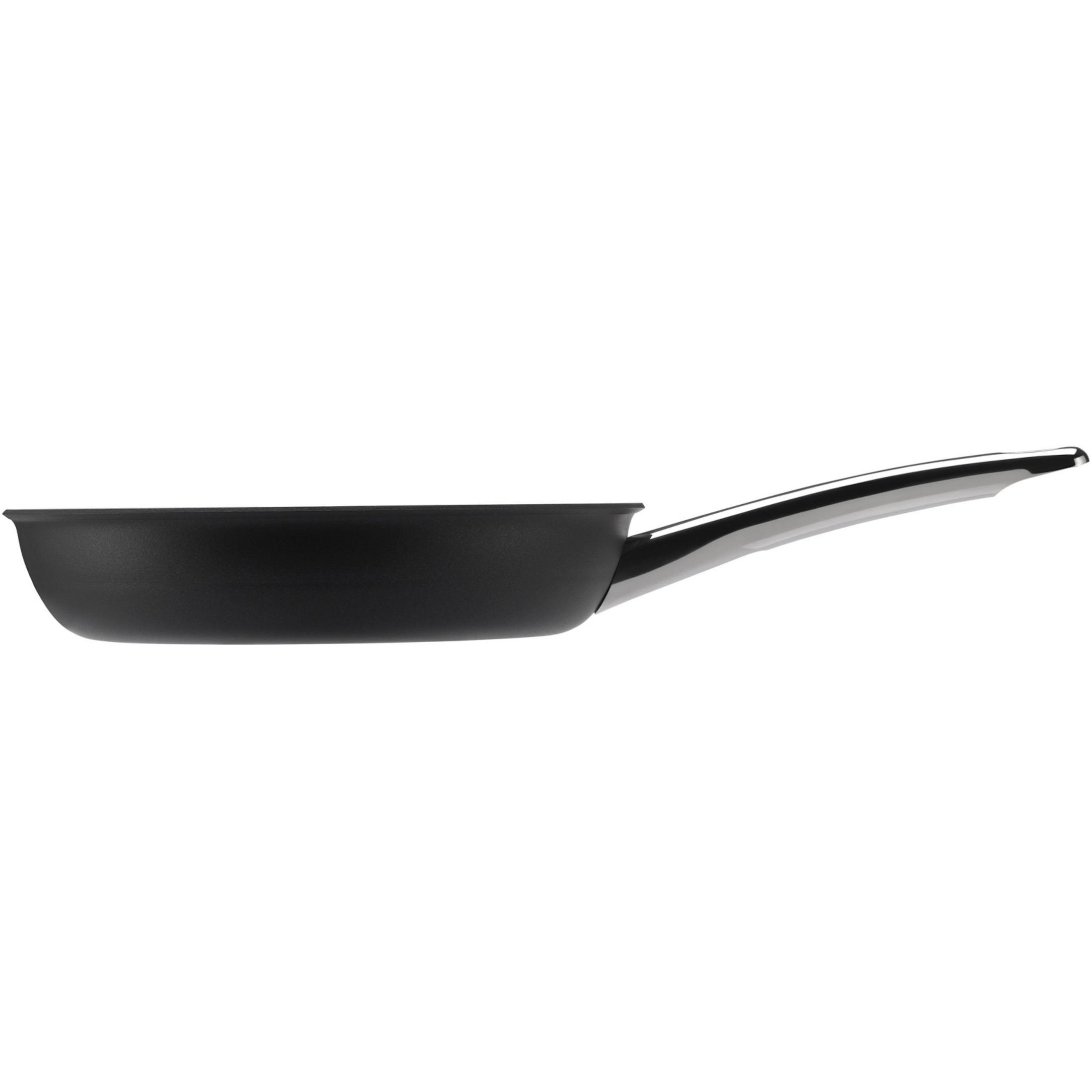 Schwarze Bratpfanne mit silbernem Griff auf weißem Hintergrund, Seitenansicht.