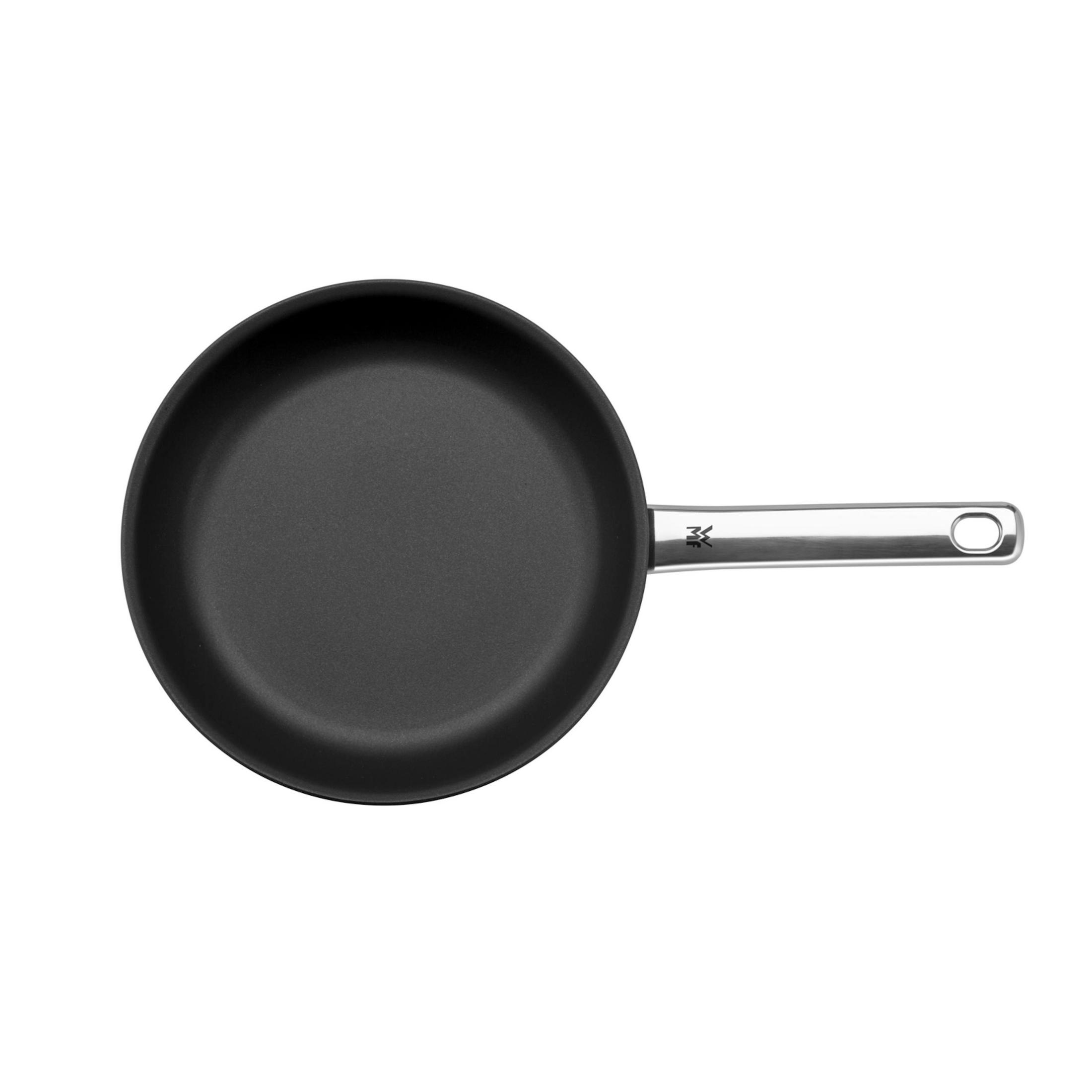 Eine schwarze Bratpfanne mit silbernem Griff auf weißem Hintergrund.
