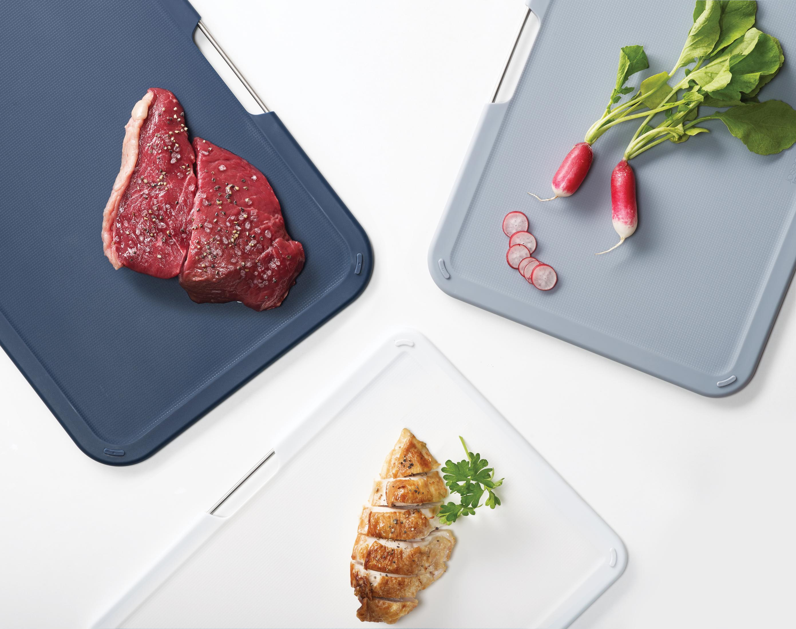 Tablas de cortar con comida. Filete, rábanos y rebanadas de pollo.