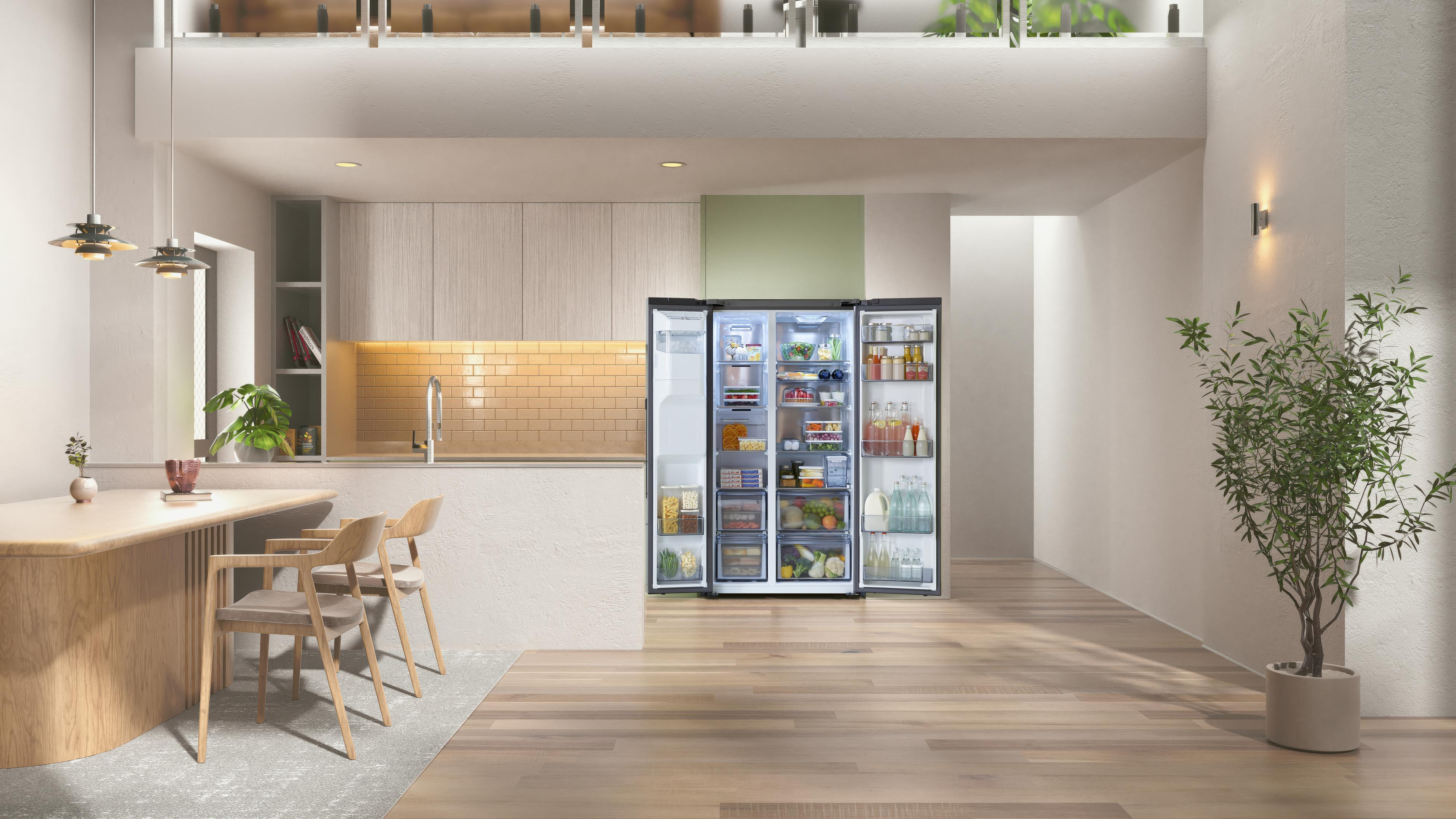 Een moderne keuken met een koelkast met open deuren. Voedsel is zichtbaar.
