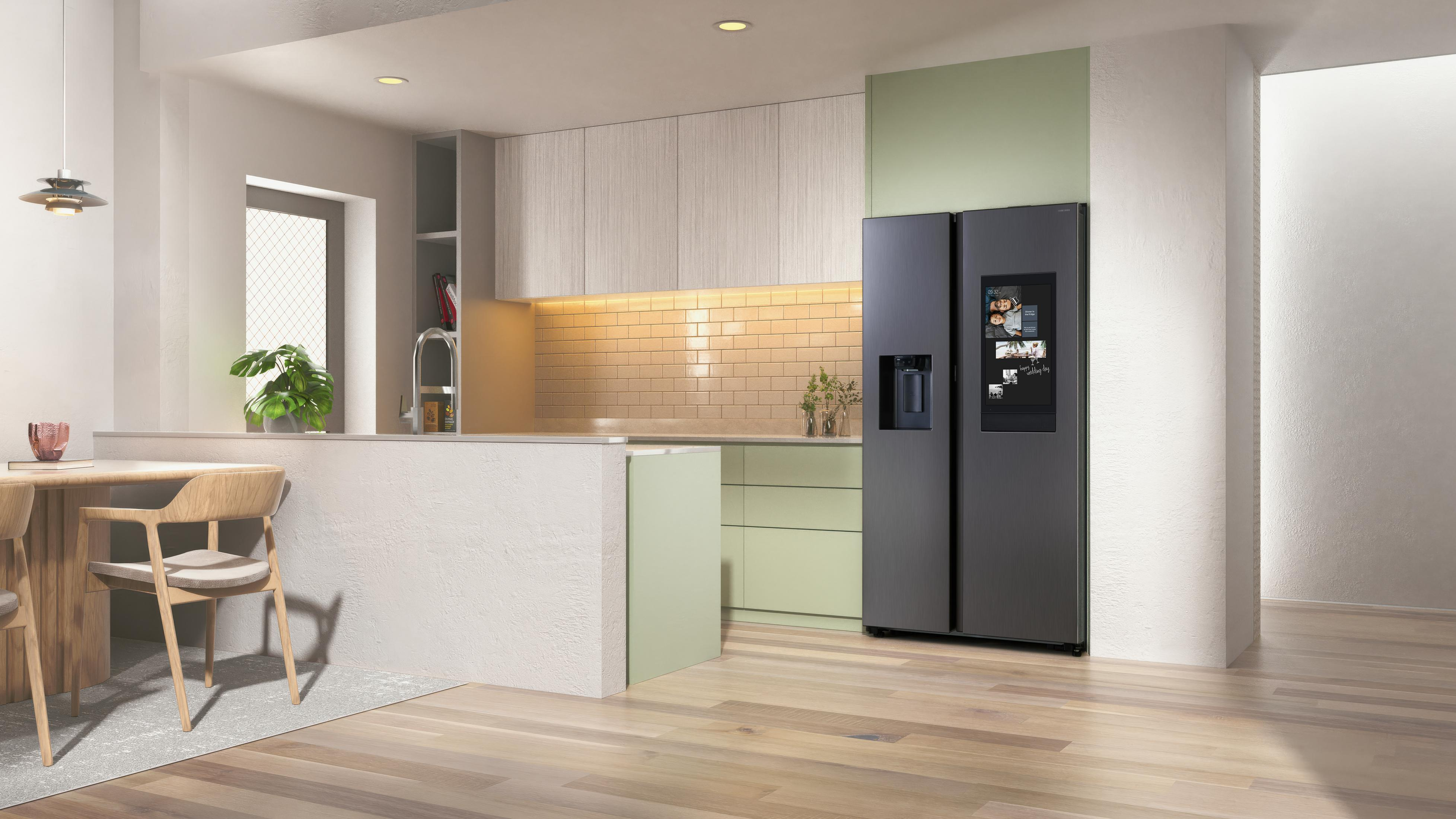 Küche mit schwarzem Samsung Kühlschrank, Theke und Frau im Hintergrund.