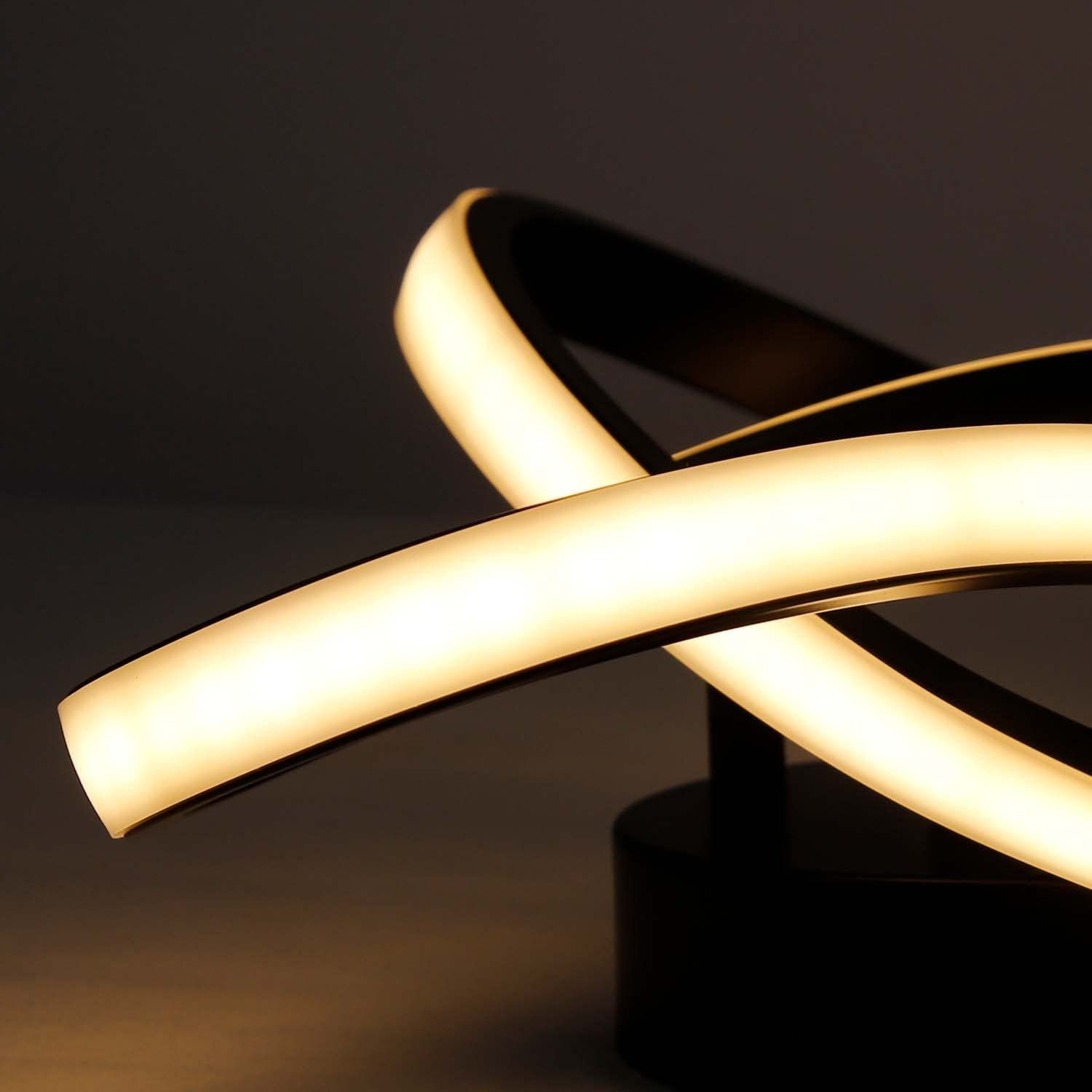 Zbliżenie czarno-białej lampy sufitowej. Światło ma unikalny, pętlący się design.