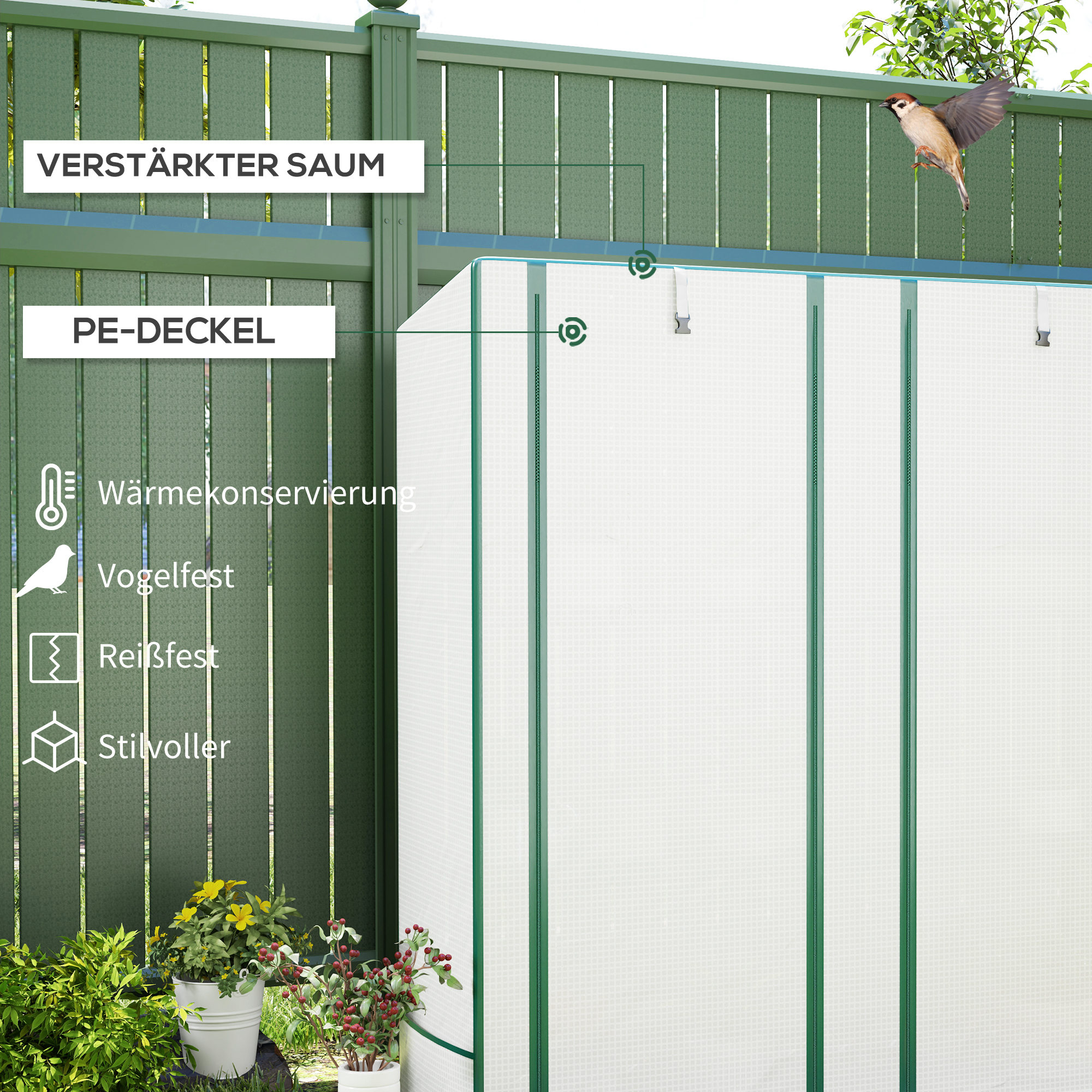 Ein kleines Gewächshaus mit Textbeschriftungen und einem Vogel. Ein grüner Zaun und Pflanzen im Hintergrund.
