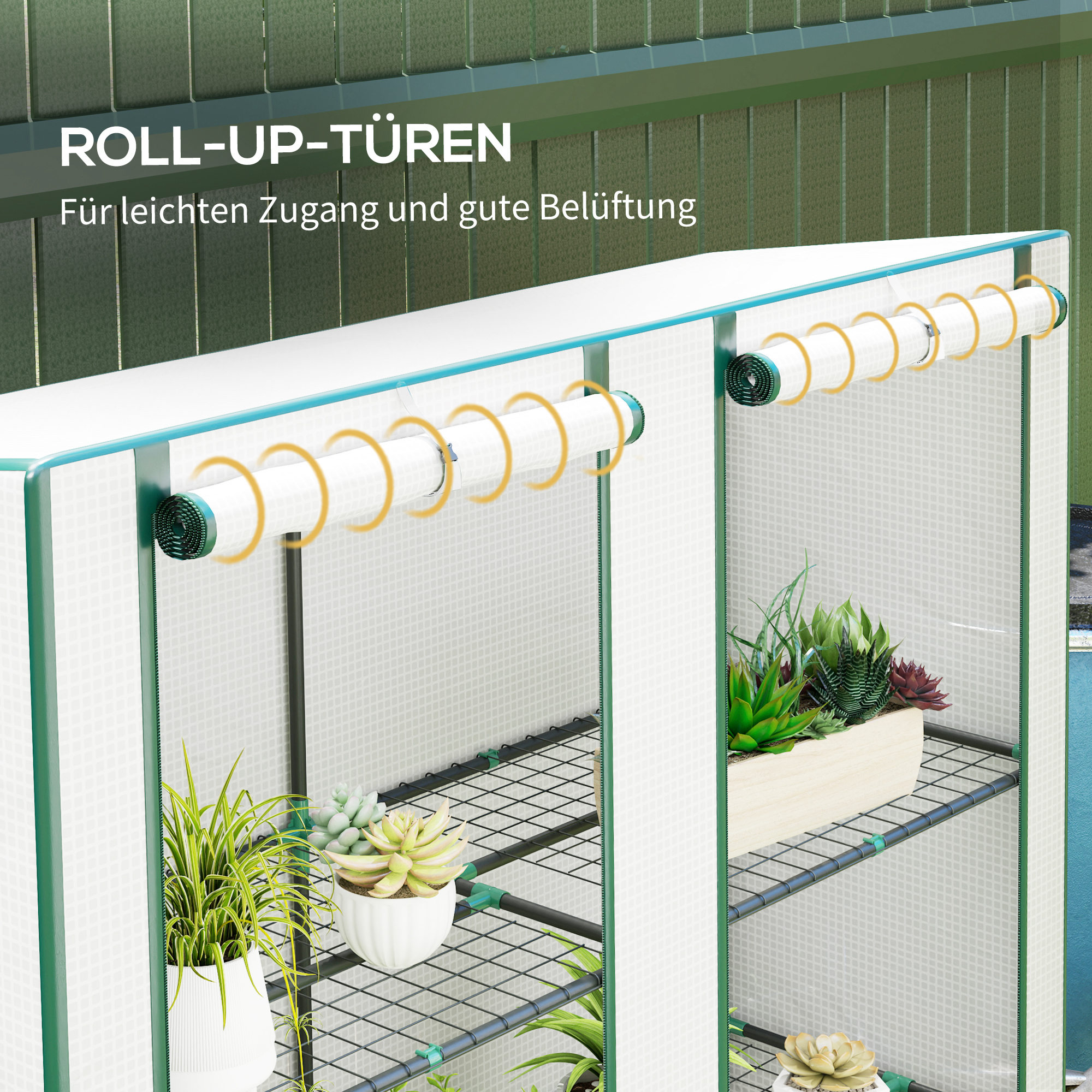 Gewächshaus mit Pflanzen im Inneren. Weiße Paneele und grüner Rahmen. Rolltüren zur Belüftung und zum Zugang.