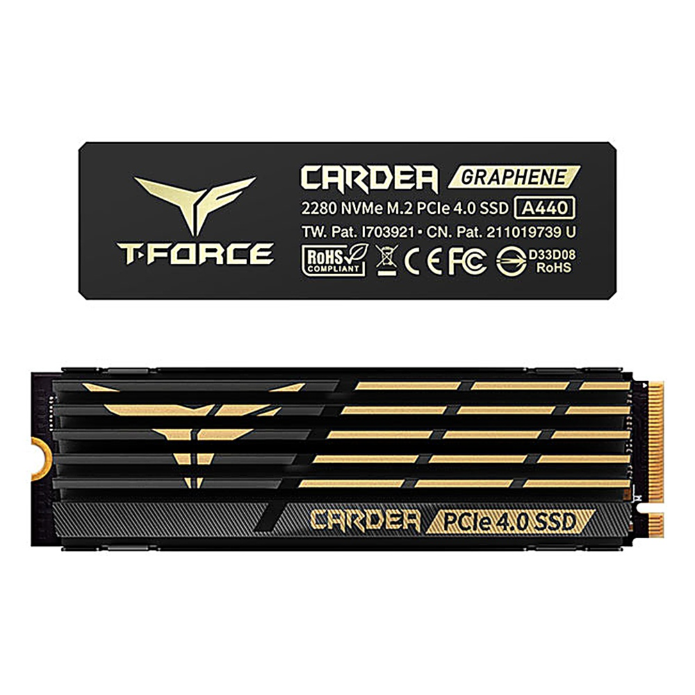 Czarny dysk SSD T-Force Cardea Graphene. Złote logo i tekst. Szczegóły produktu wydrukowane na czarnej powierzchni.