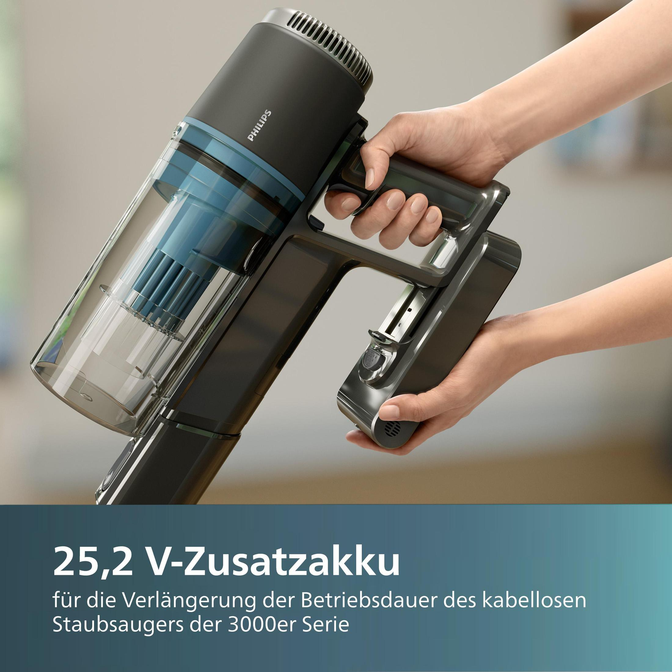 Hände halten einen Philips Akku-Staubsauger mit schwarzem Gehäuse und transparentem Behälter.