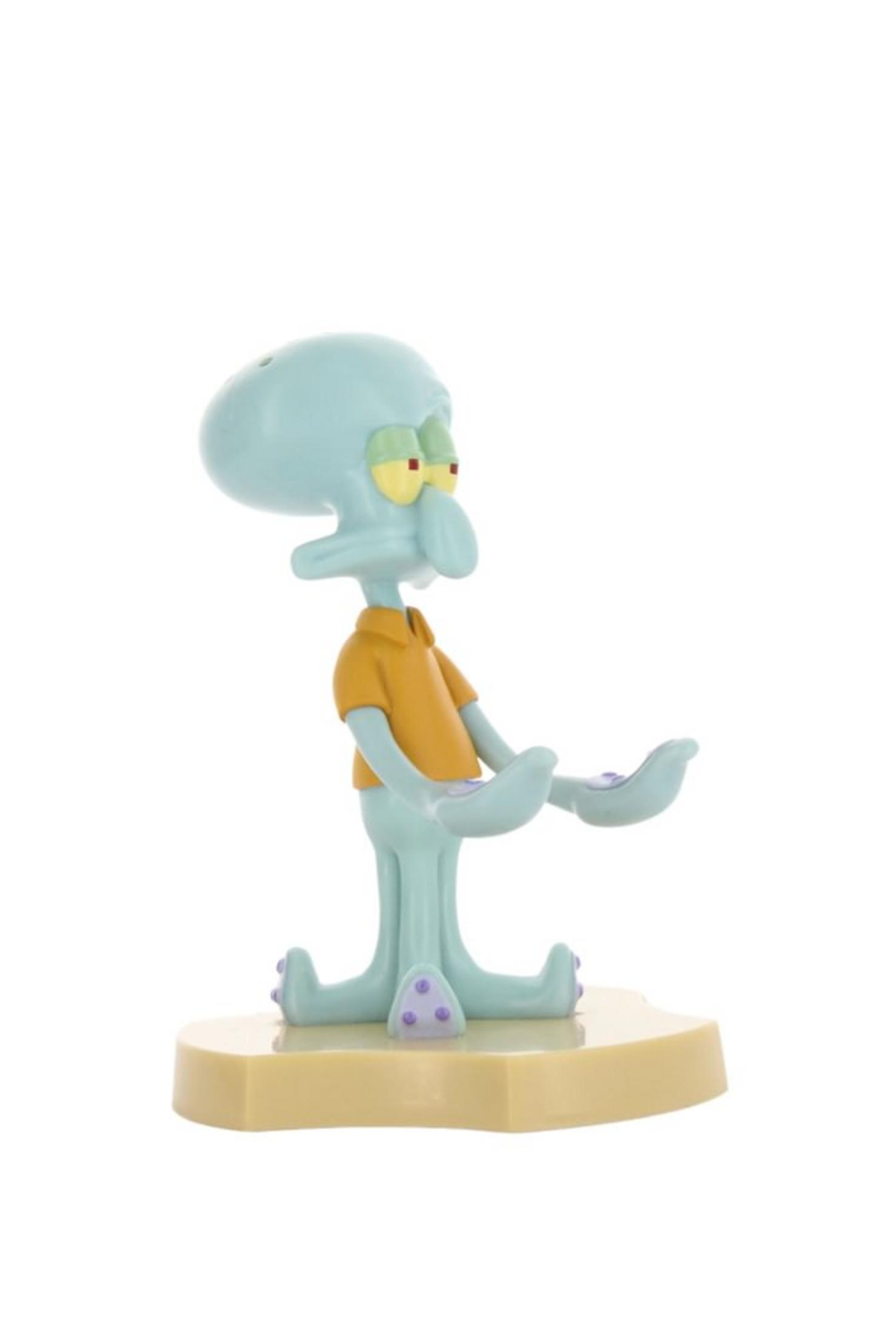 Squidward-Figur, hellblau mit gelbem Hemd, Arme ausgestreckt. Auf gelbem Sockel.
