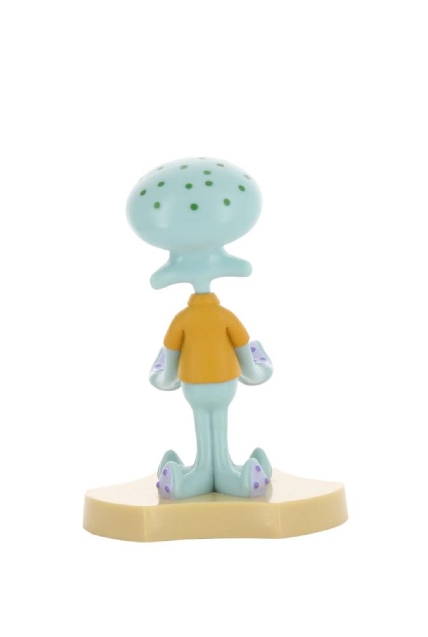 Eine Squidward-Figur, hellblau mit gelbem Hemd. Er steht auf einem gelben Sockel.