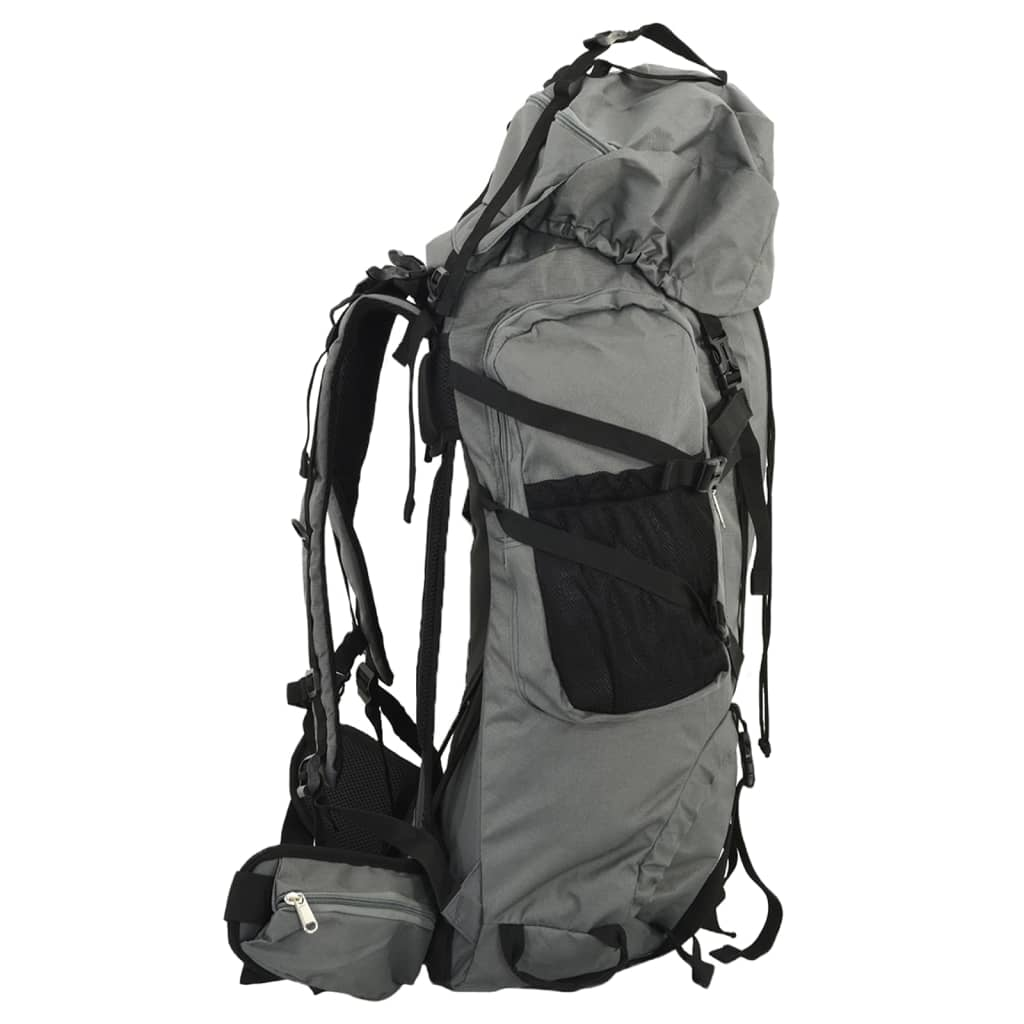 Ein grauer Rucksack mit mehreren Fächern und Riemen. Schwarze Netztasche an der Seite.
