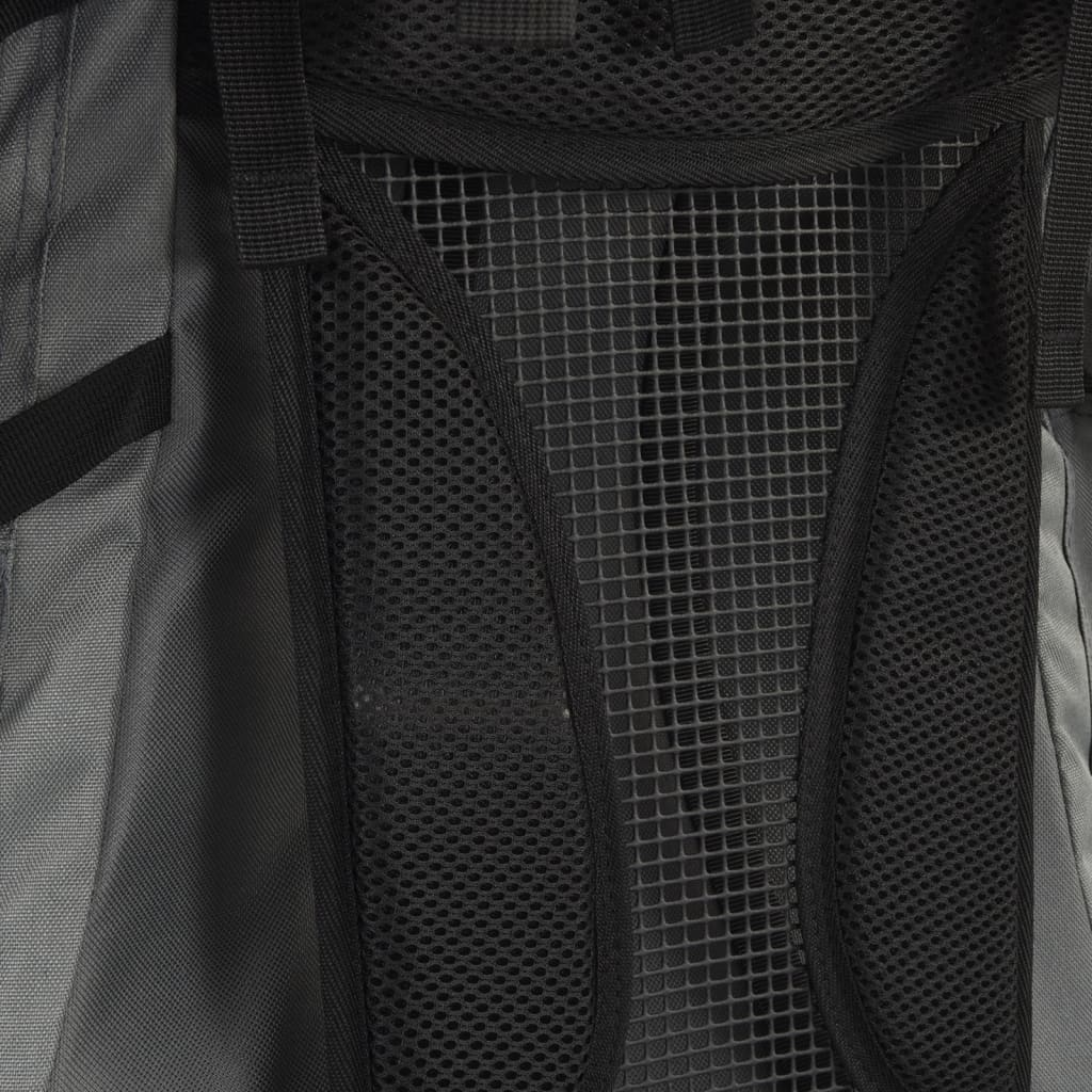 Nahaufnahme des Netzes und der Polsterung auf der Rückseite eines grauen Rucksacks.