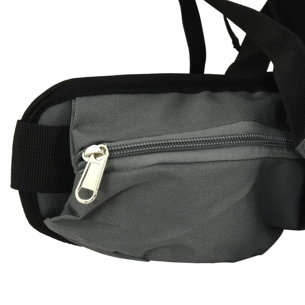 Nahaufnahme einer grauen Tasche mit Reißverschluss und schwarzem Riemen an einem Rucksack.