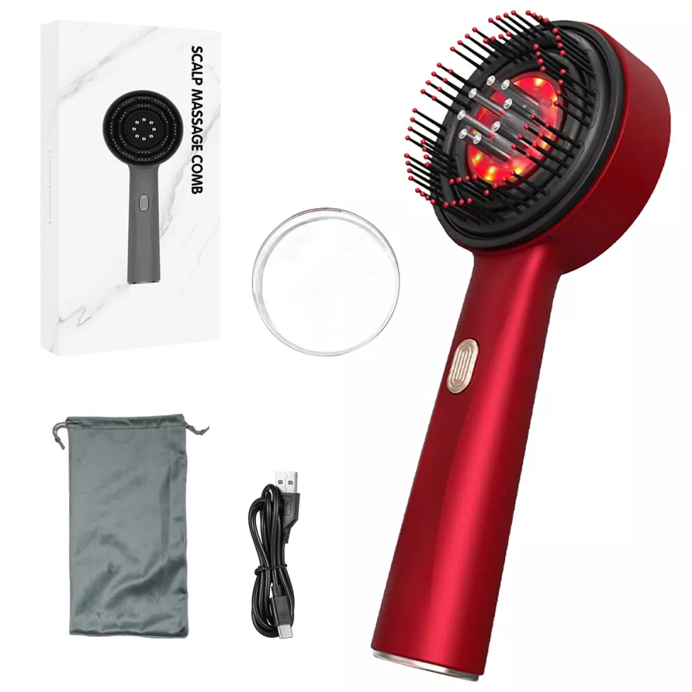 Roter Kopfhautmassagekamm mit Zubehör und weißer Box auf weißer Oberfläche.