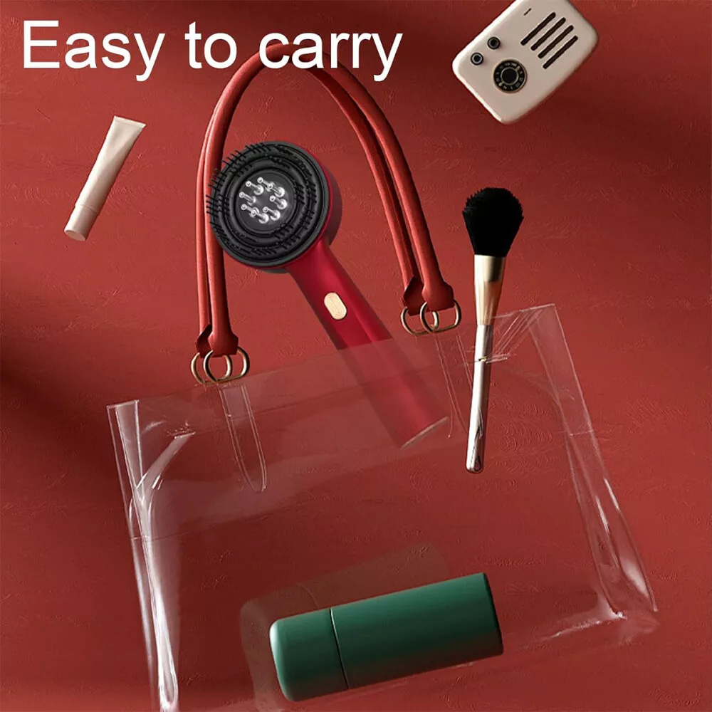 Eine transparente Handtasche mit Gegenständen auf rotem Hintergrund, einschließlich Pinsel und Fön.